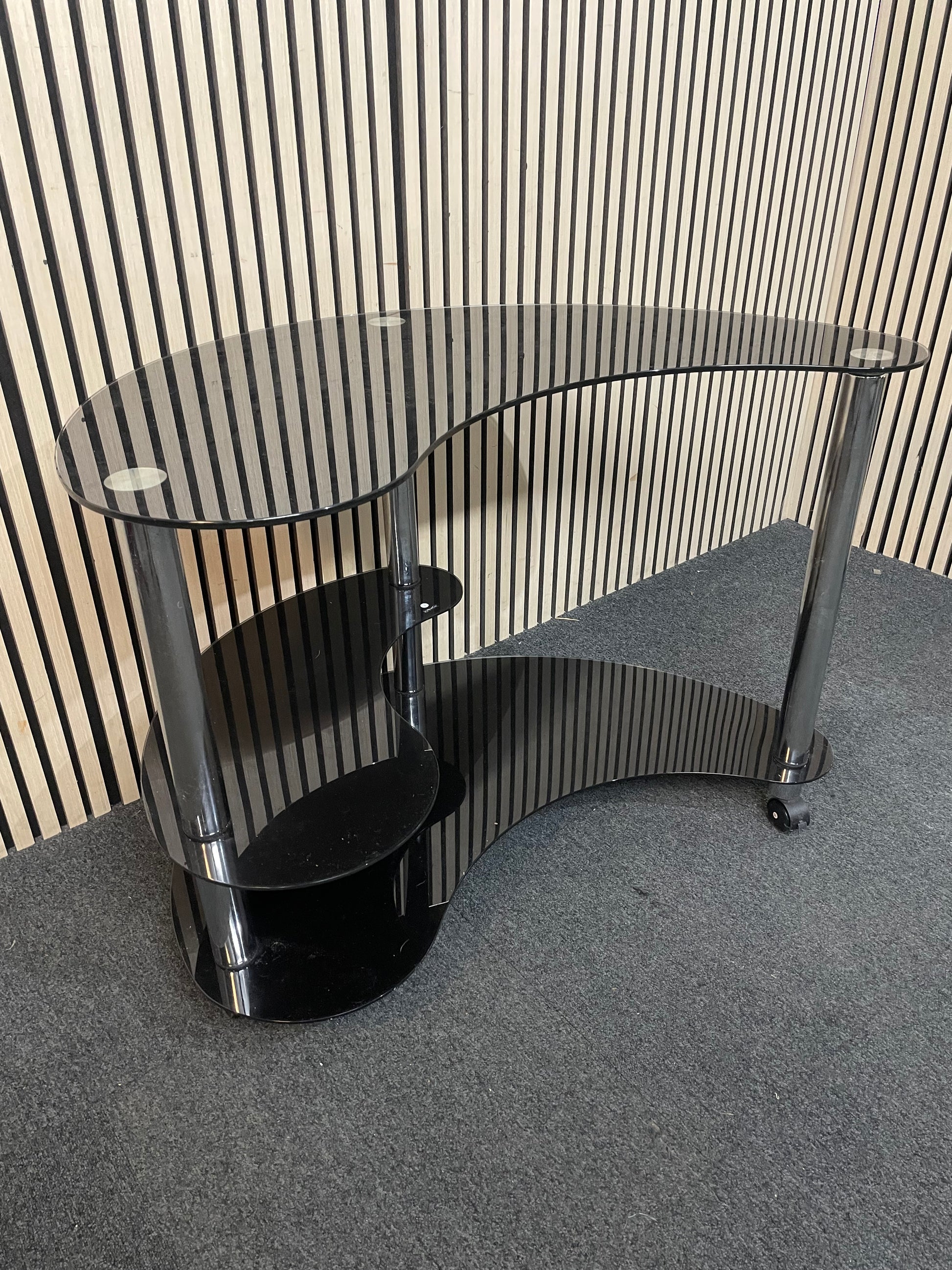 black glass kidney-shaped tiered TV unit (H 75 x W 100 x D 65 cm) 3126