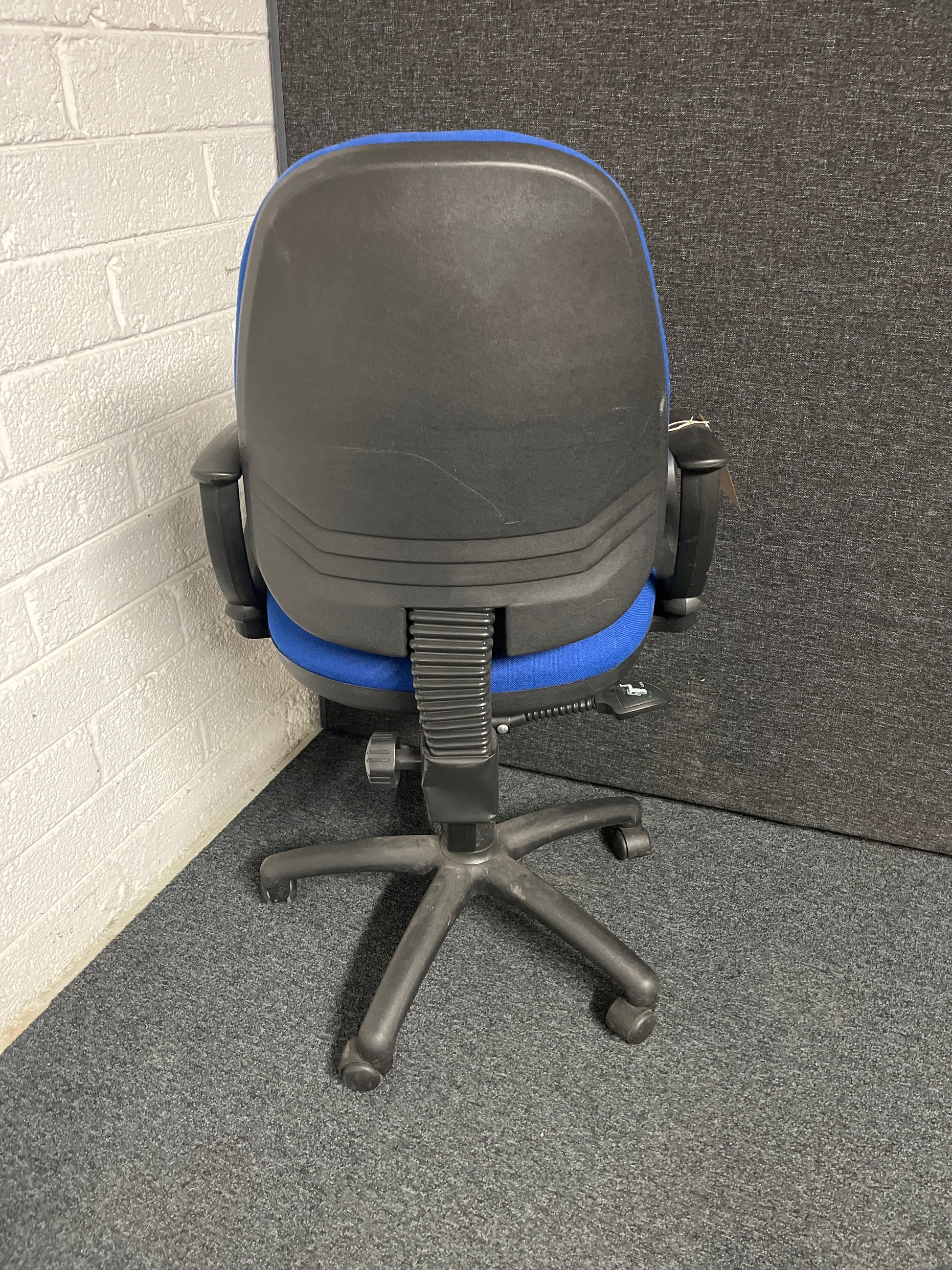 SECONDHAND MARGIN Blue fabric swivel chair with loop arms