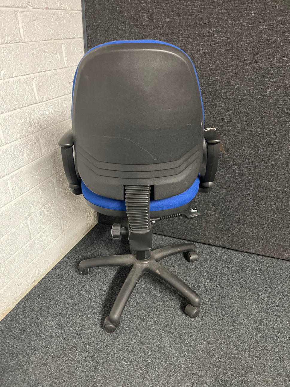 SECONDHAND MARGIN Blue fabric swivel chair with loop arms