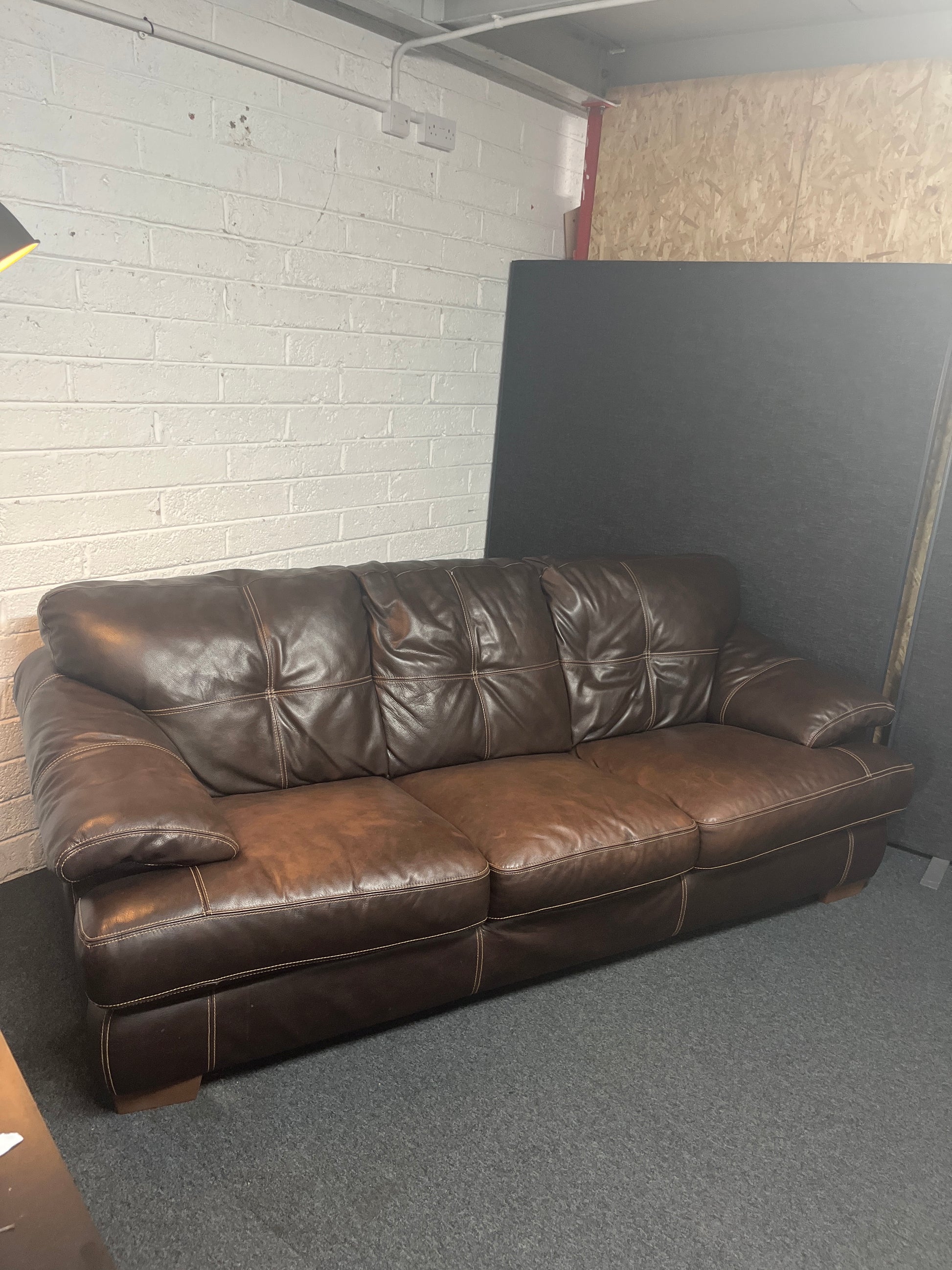 Large 8ft wide brown leather sofa suite (1200D) 3225