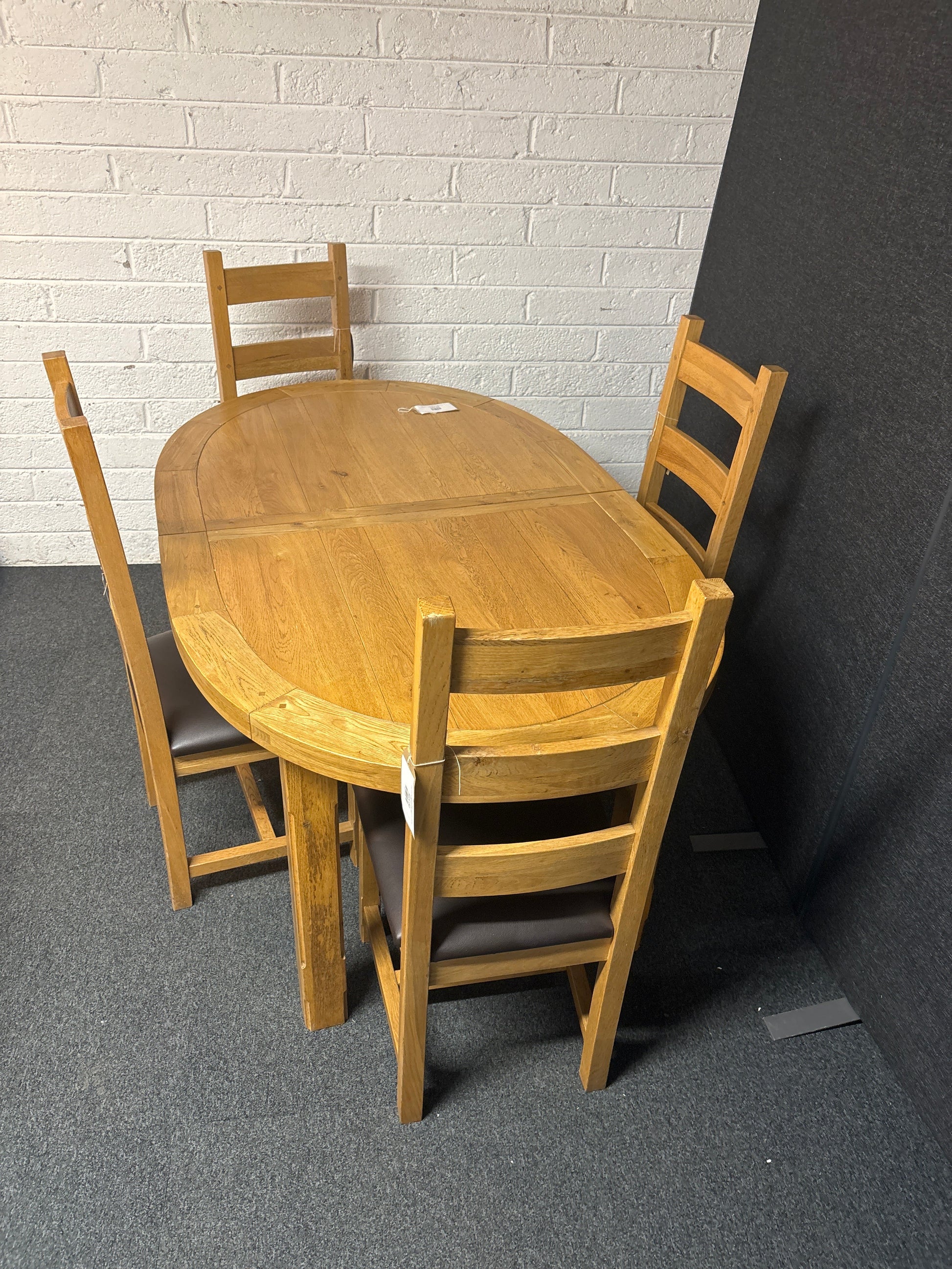 Large solid oak dining table with 4 matching solid oak leather seat chairs 2225