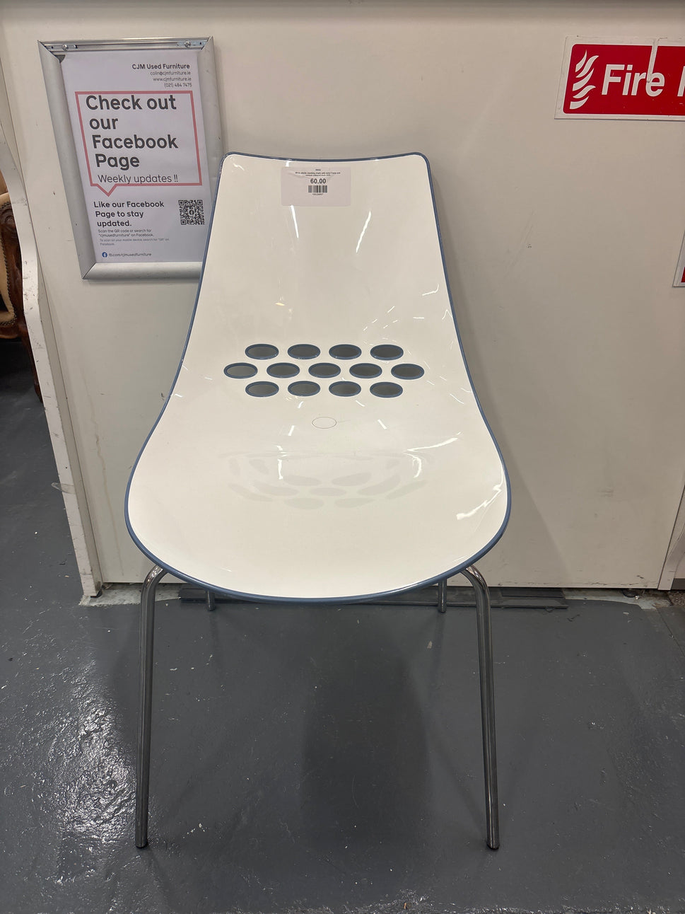 White plastic stacking chairs with metal frame and various coloured back 2225