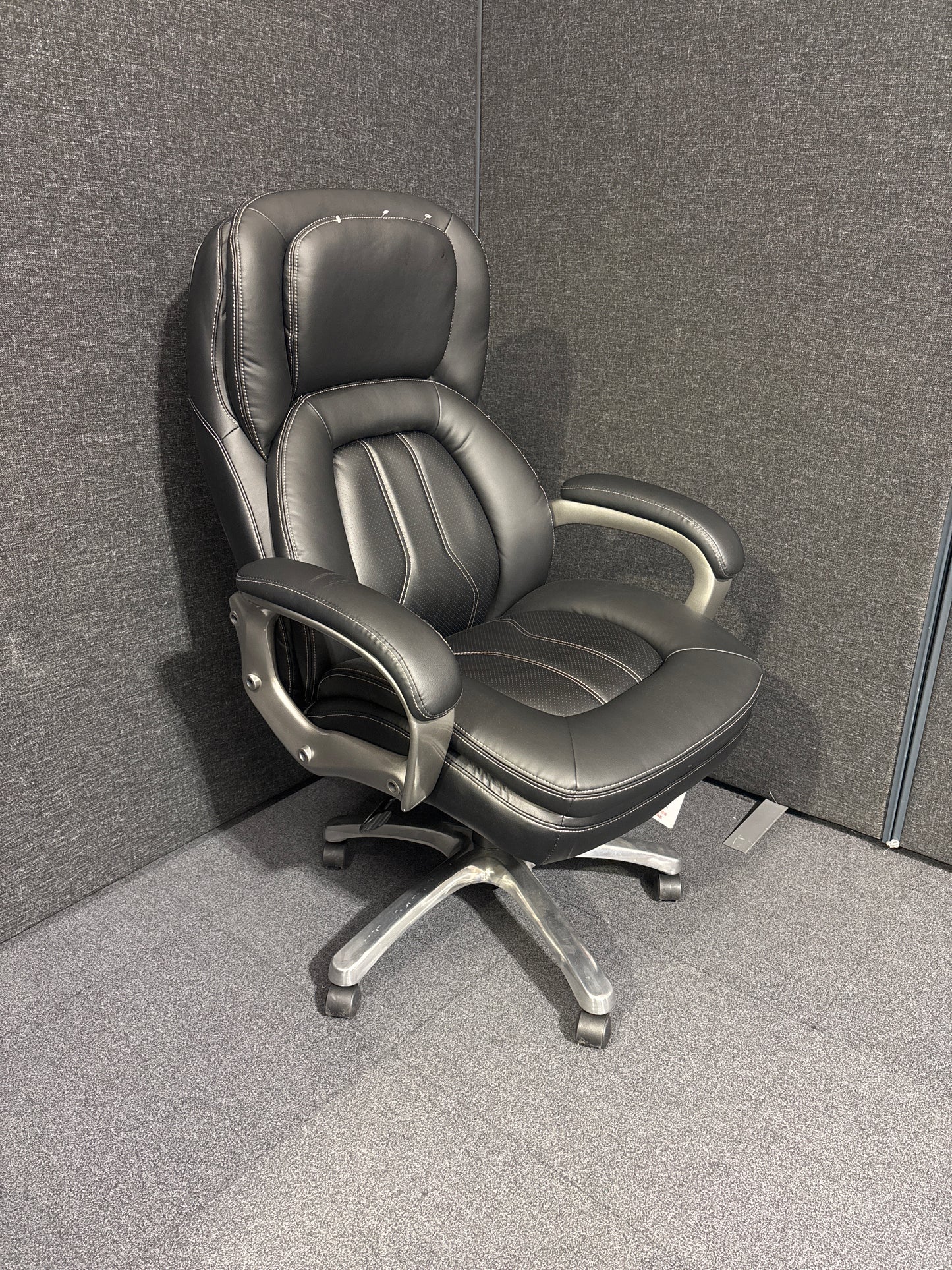 Atlas executive chair in black leather faced