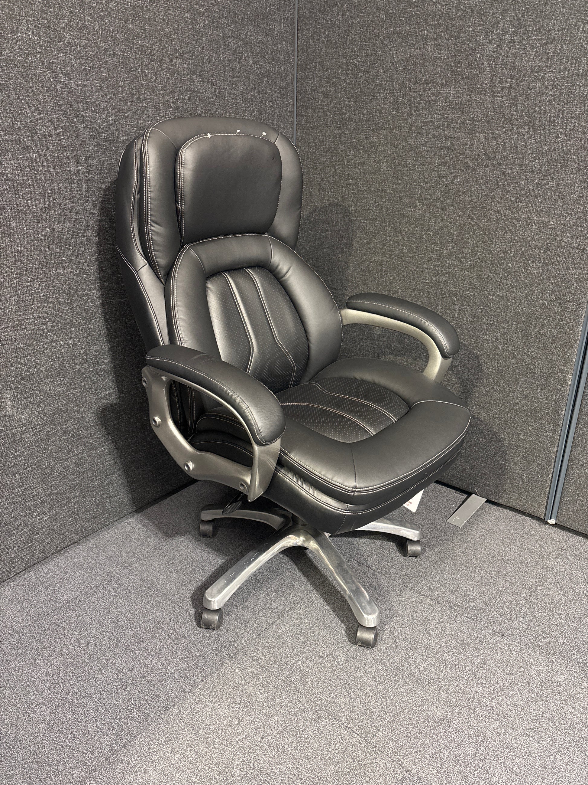 Atlas executive chair in black leather faced