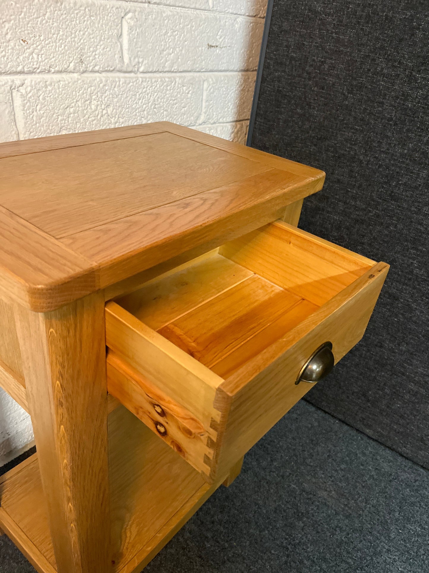 Solid oak small sqaure 1 drawer lamp table 2225