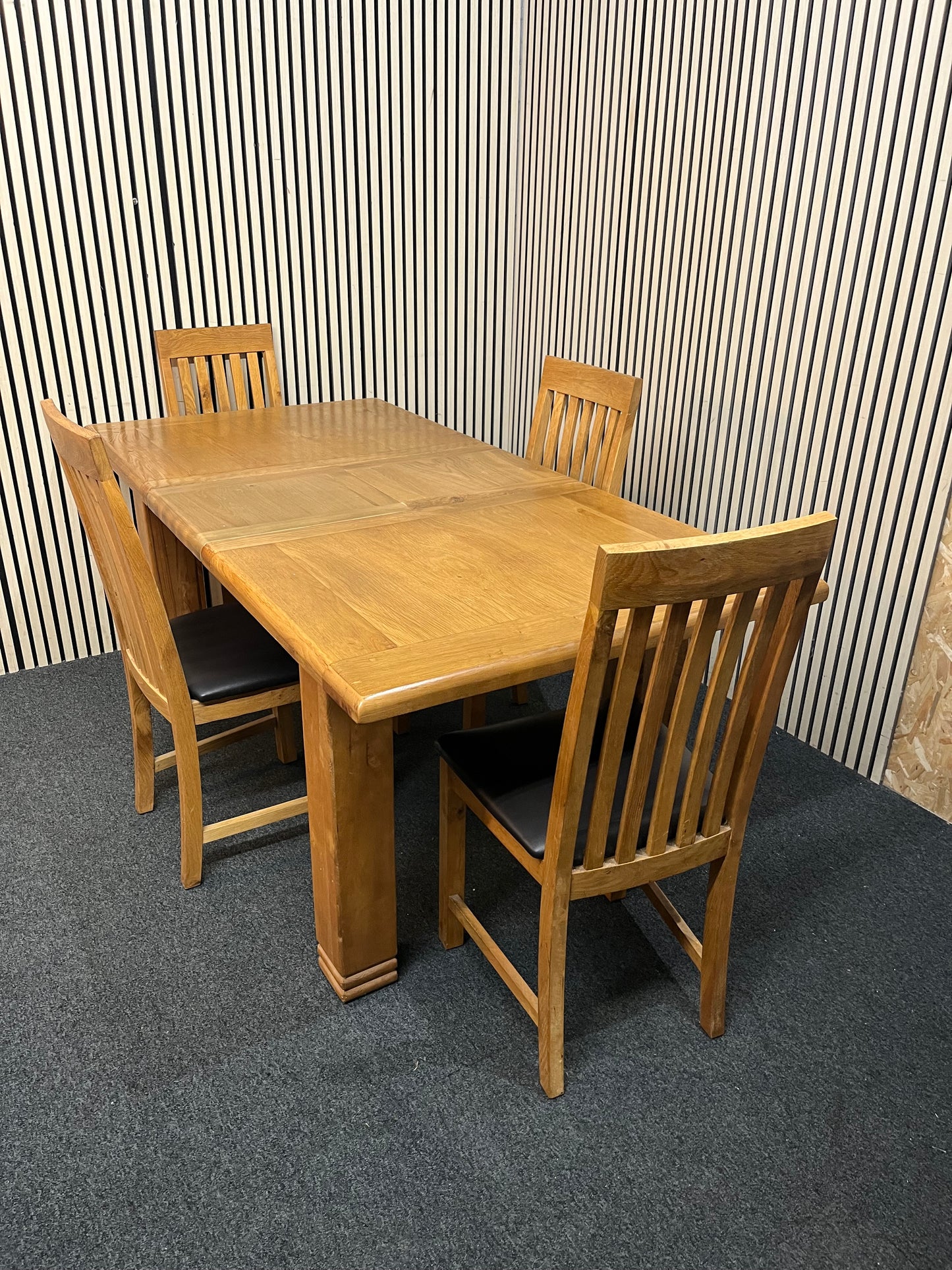 Solid oak large extendable dining table (L 140 - 180 x W 90 cm) with 4 no. matching solid wood chairs with leather seat 43521