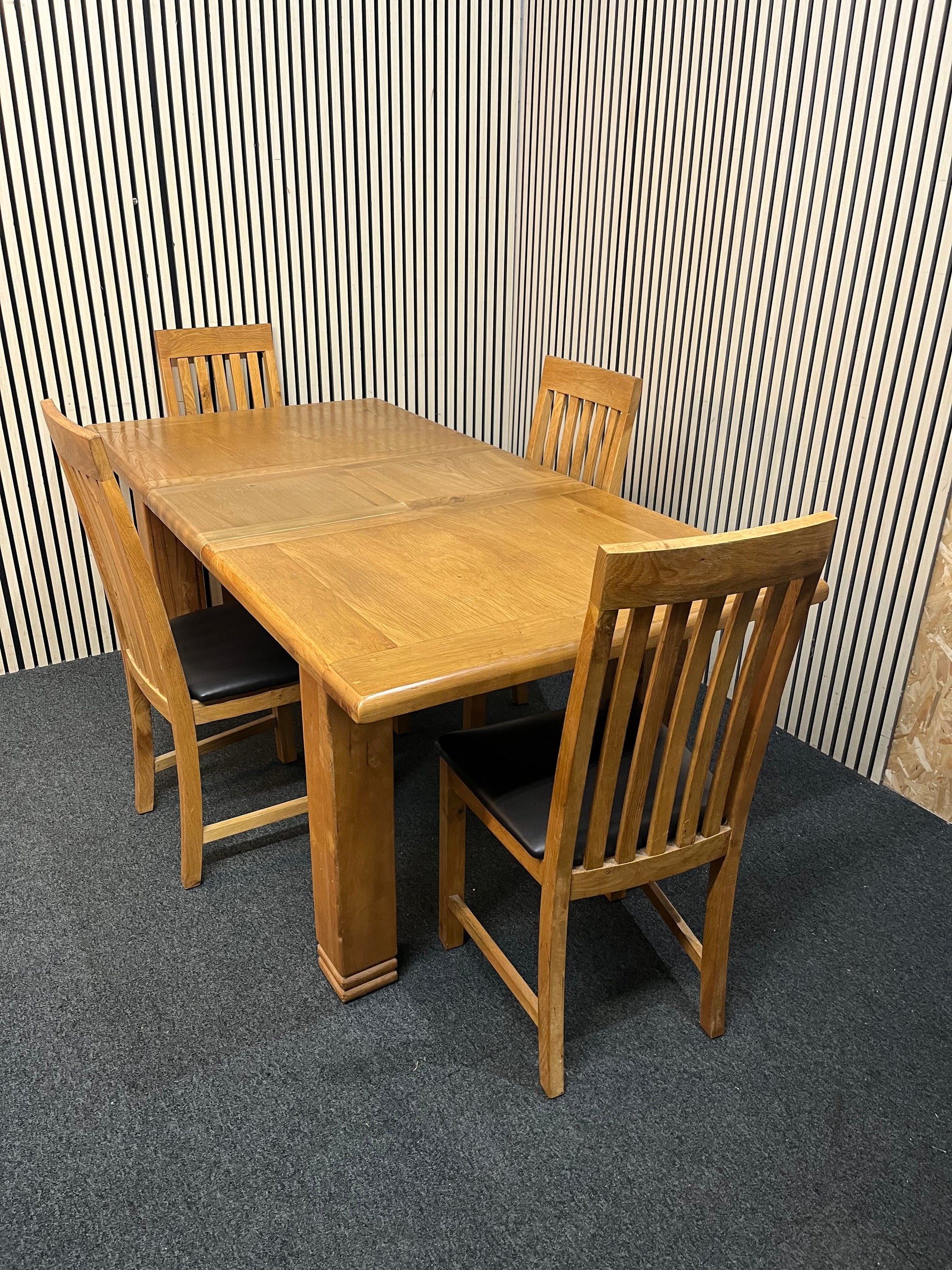 Solid oak large extendable dining table (L 140 - 180 x W 90 cm) with 4 no. matching solid wood chairs with leather seat 43521