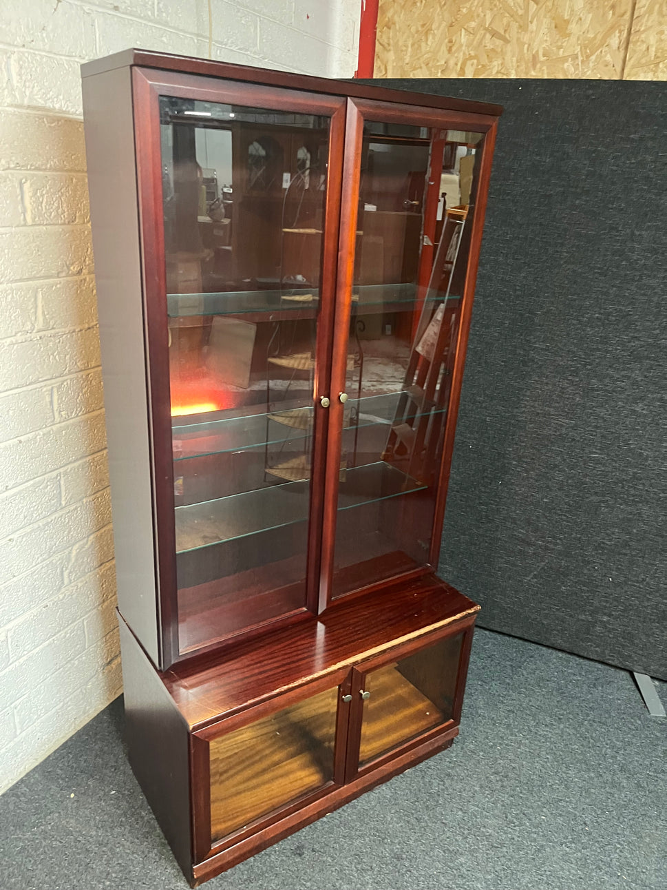 Tall rosewood stained 2 glass door display unit (H 170 x W 83 x D 29 cm) 2225