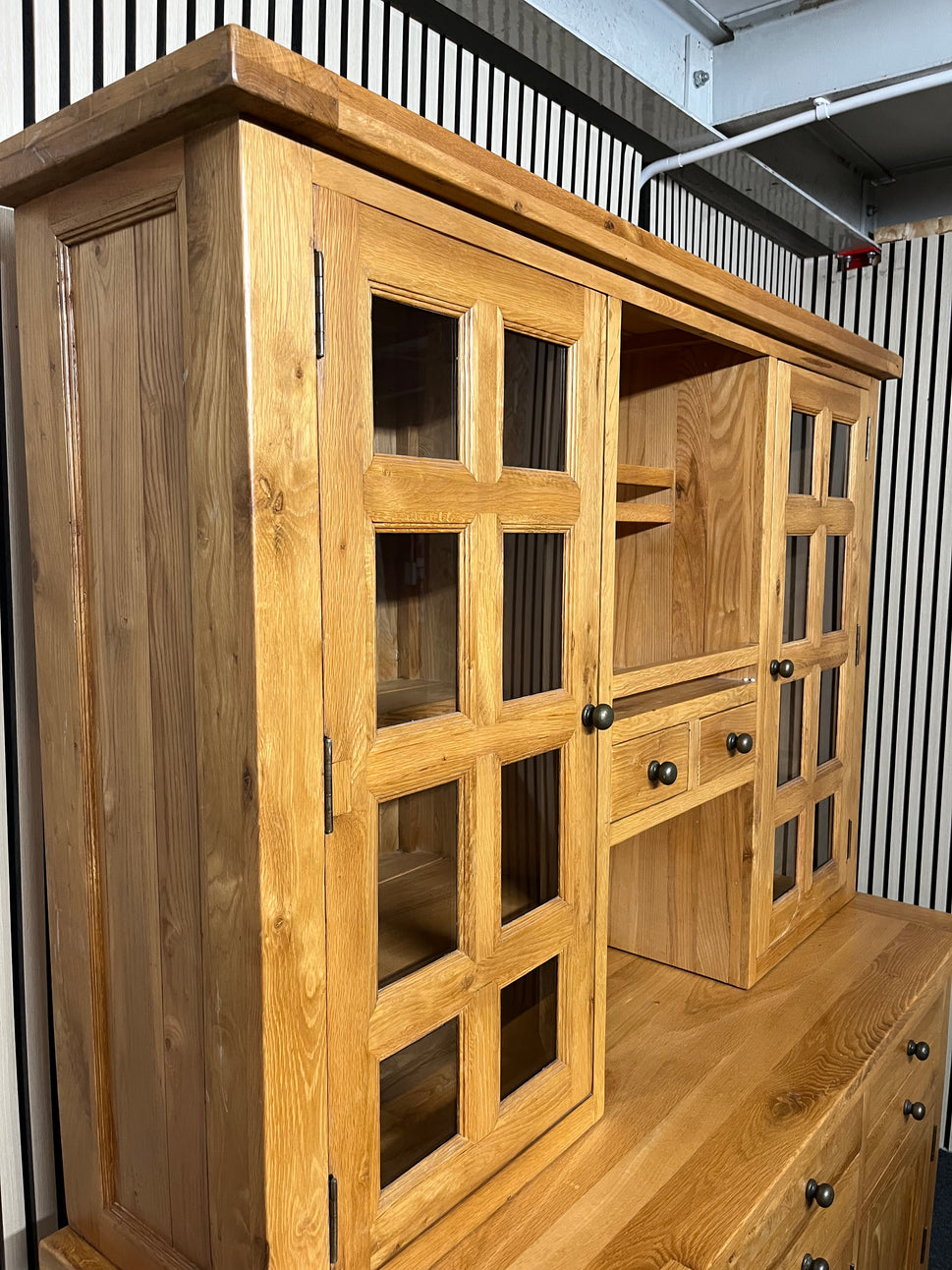 Tall solid oak kitchen dresser with glass doors and drawers, in 2 sections (H 200 x W 160 x D 60 cm) 2325