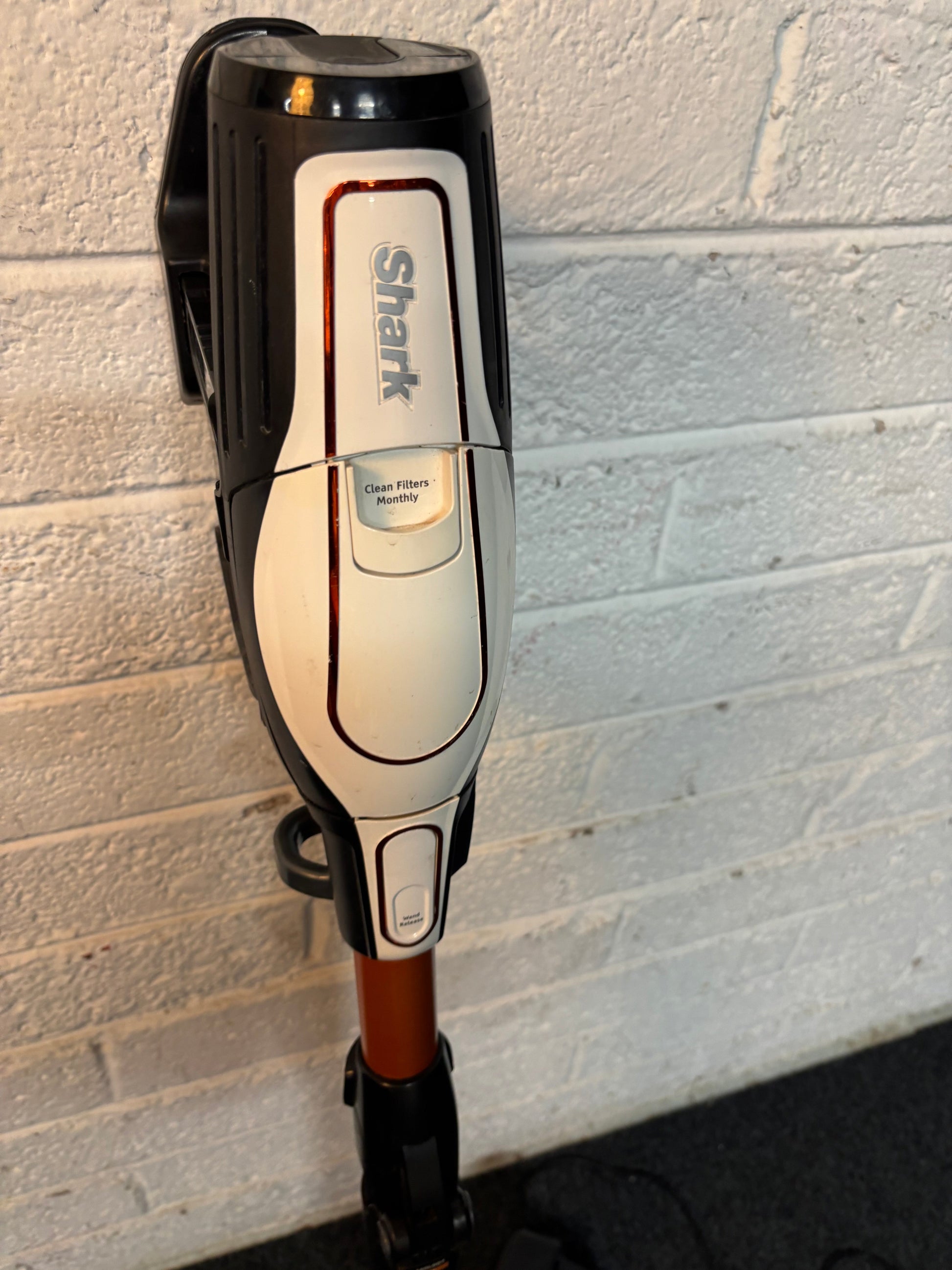 Shark IF250UK cordless hoover with extra ion battery pack RRP EUR399 2225