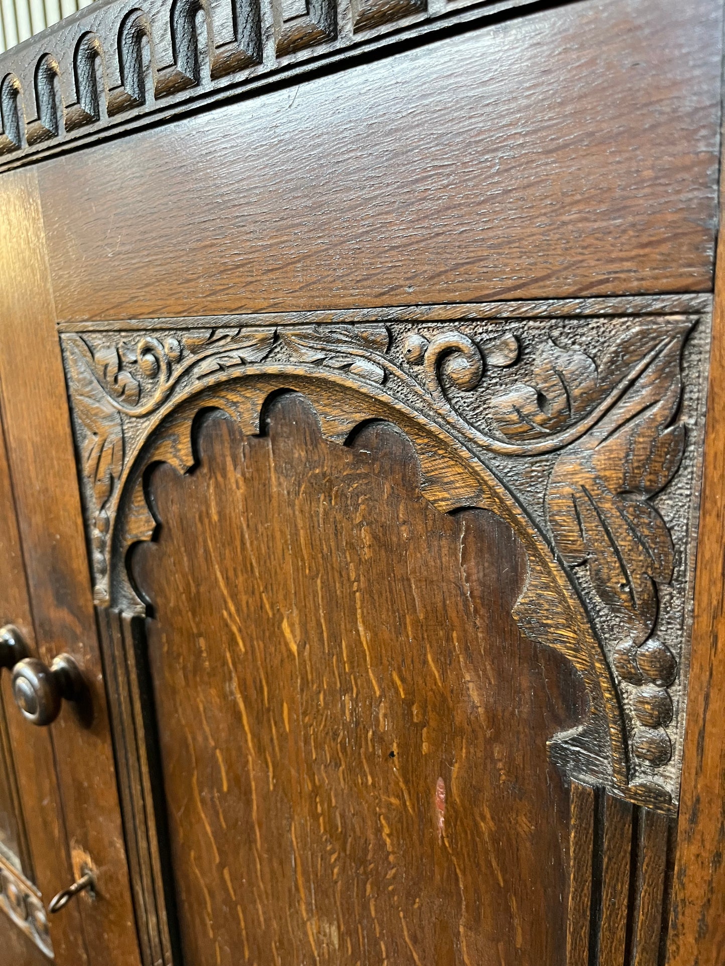 English oak stained ornate 2 door gentlemans wardrobe (H 151 x W 86 x D 41 cm) 3126