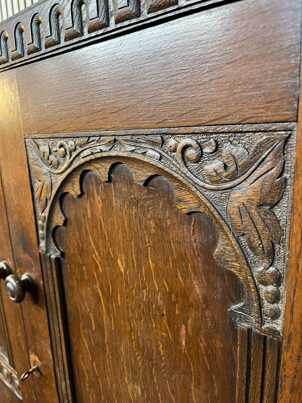English oak stained ornate 2 door gentlemans wardrobe (H 151 x W 86 x D 41 cm) 3126