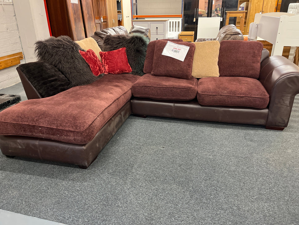 Large sectional corner mauve fabric sofa suite  1225