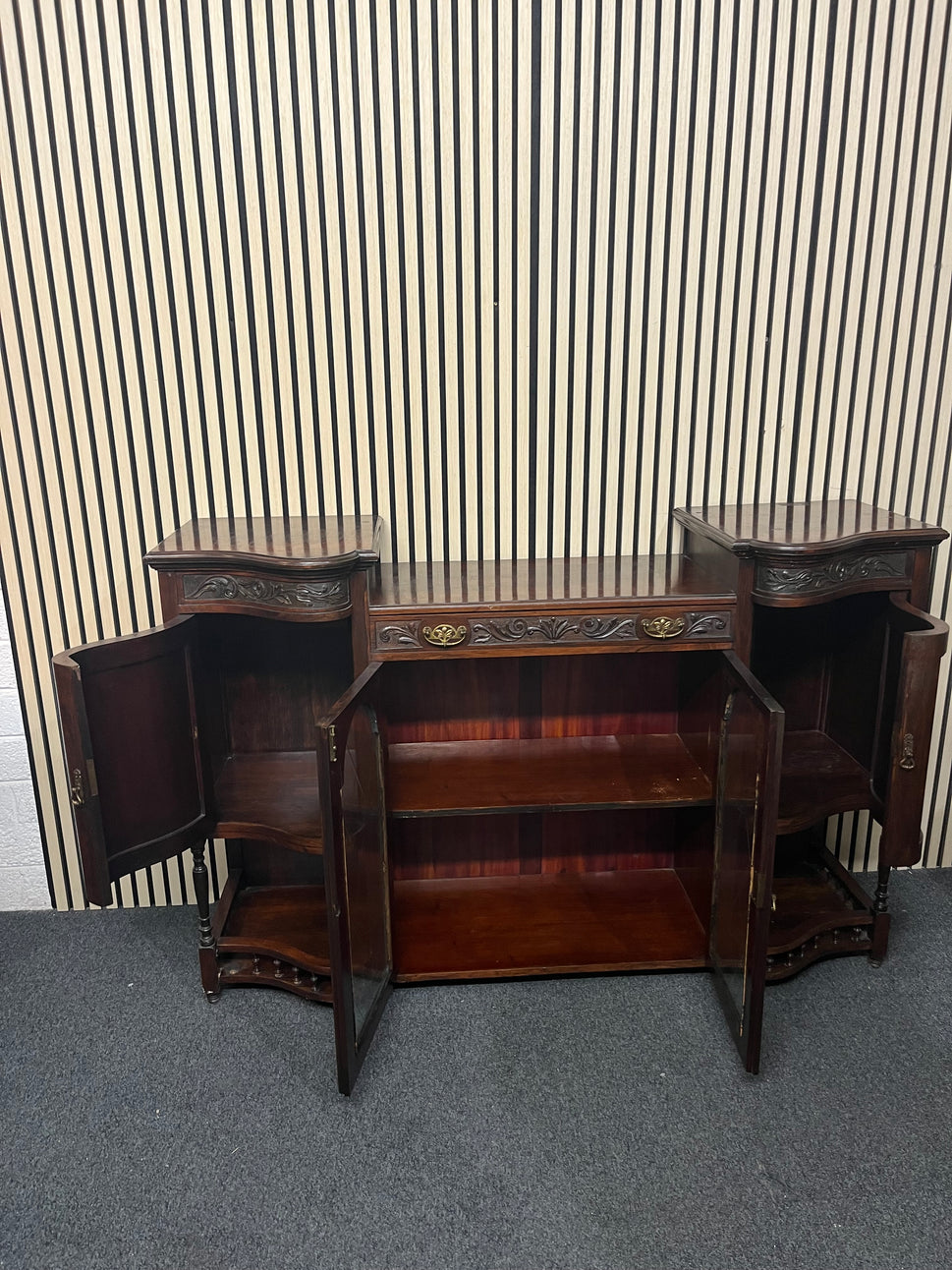Ornate 2 glass door dark mahogany stained bow fronted sideboard (H 100 x W 155 x D 50 cm) 3325