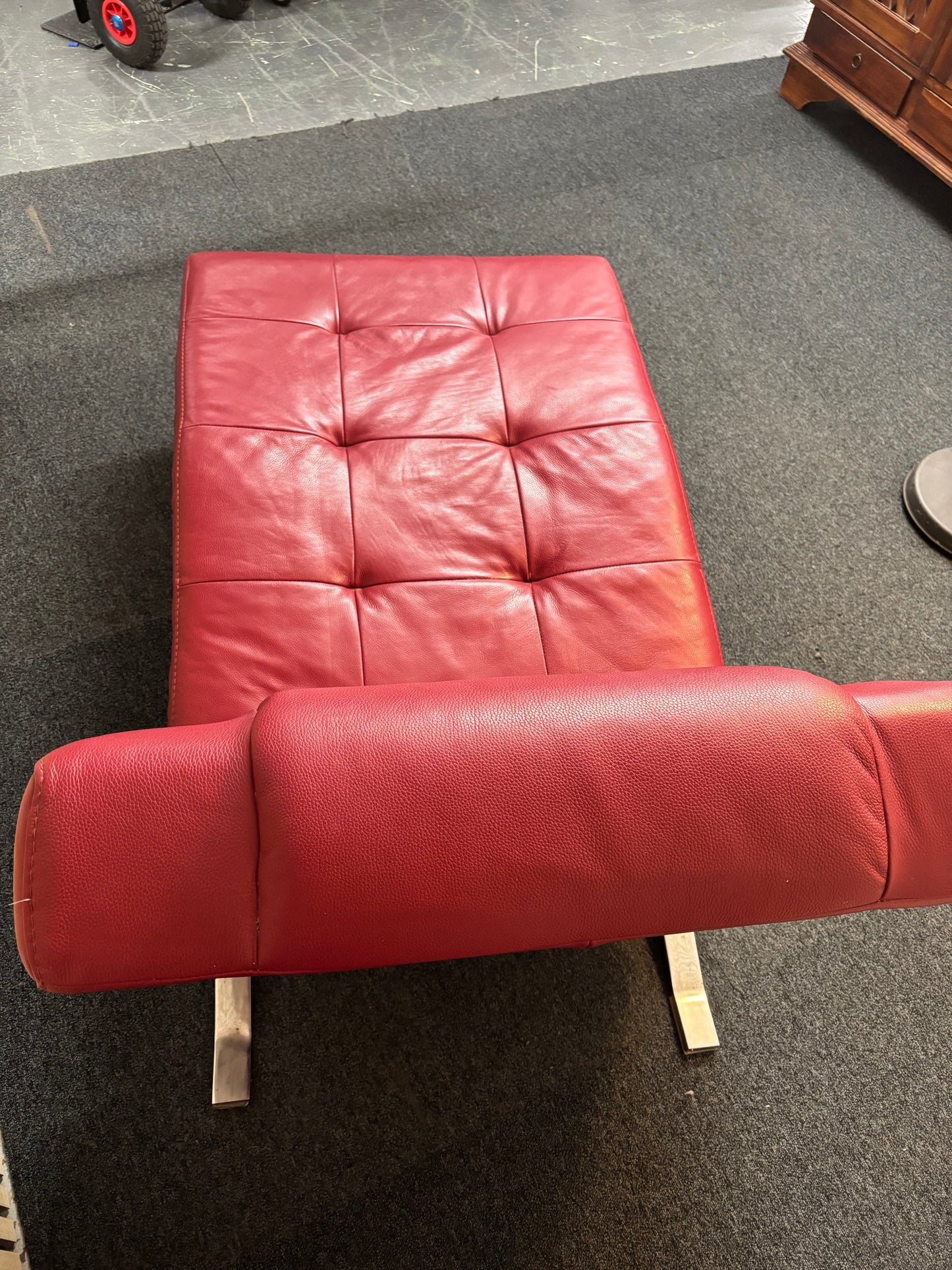 Real Italian wine leather lounger sofa with chrome metal frame. Dims 126Lx80D 2425