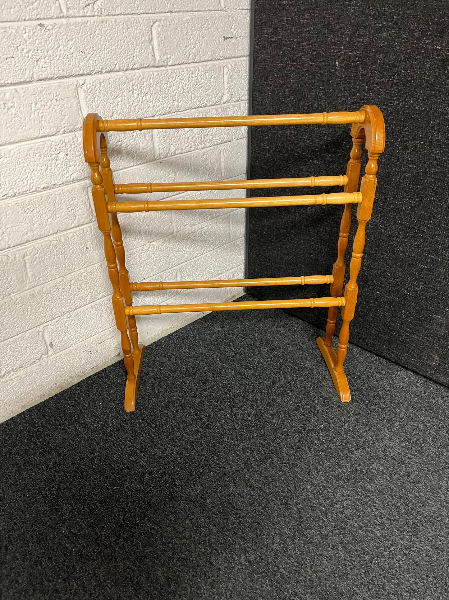 Hardwood towel rack 1225