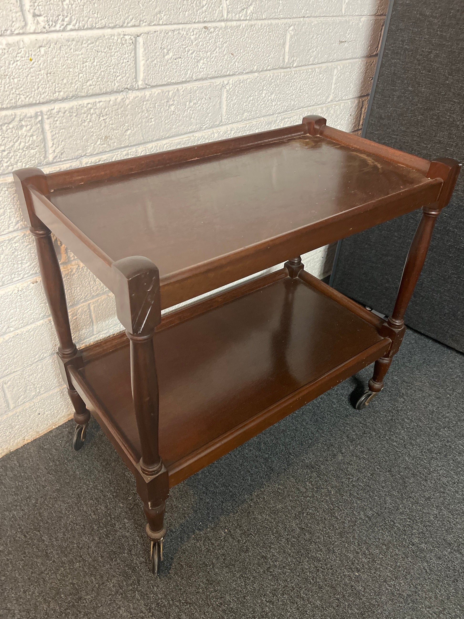Mahogany tiered drinks trolley on castors (h 75 x W 78 x D 43 cm) 2225