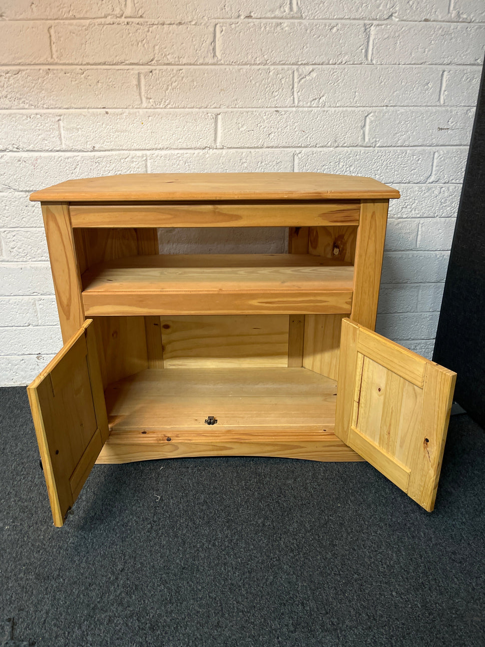 Waxed pine corona 2 door corner TV unit (H 75 x W 85 x D 43 cm) 2225
