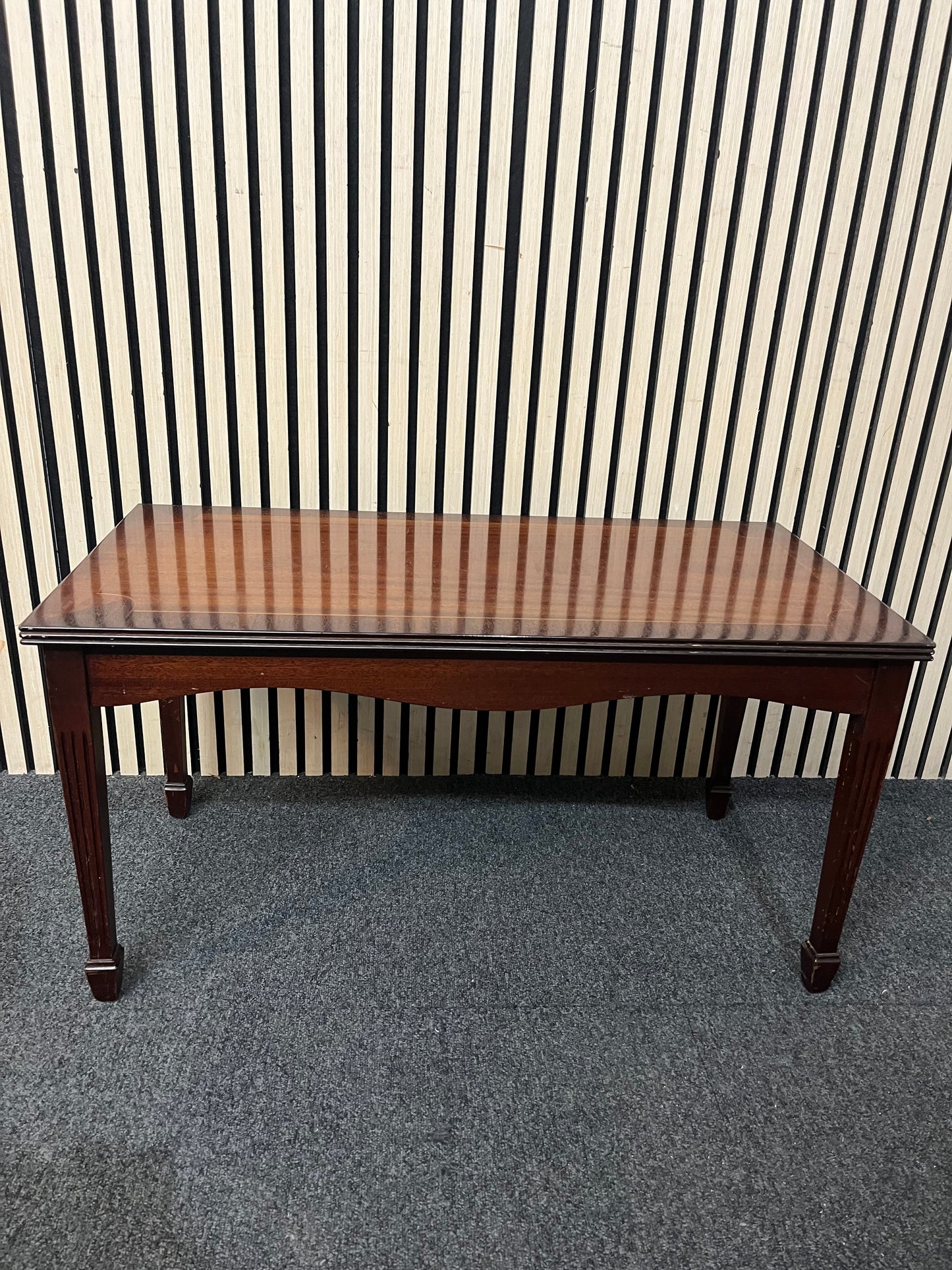 Mahogany coffee table (H 46 x W 86 x D 43 cm) 3126