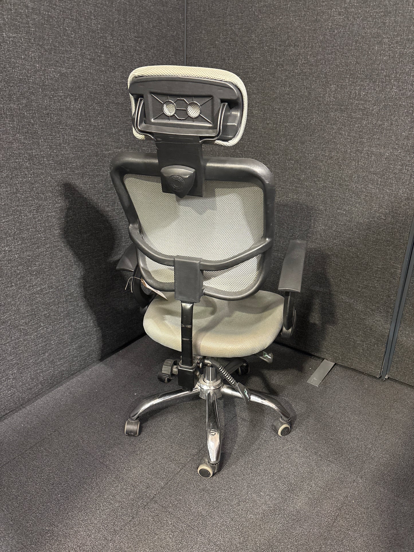 Grey mesh second hand swivel chair with headrest