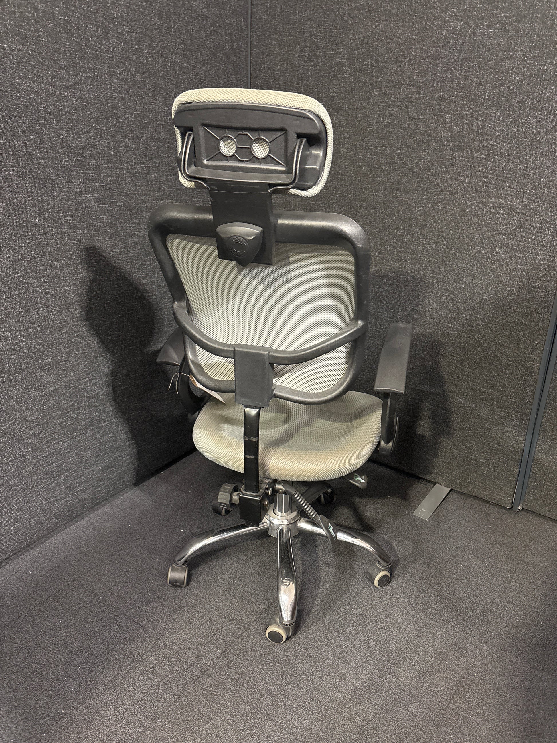 Grey mesh second hand swivel chair with headrest