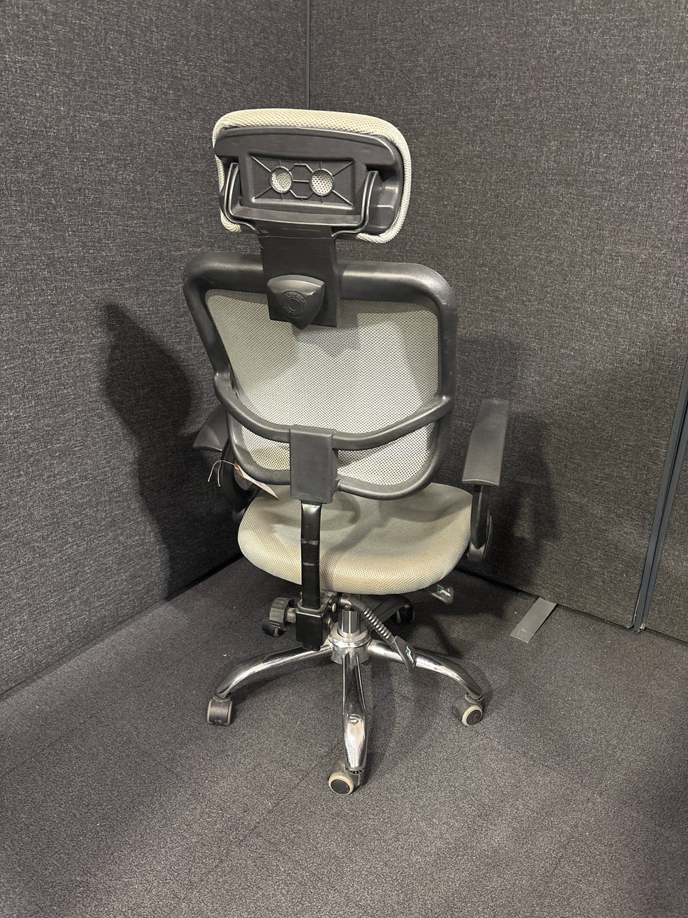 Grey mesh second hand swivel chair with headrest