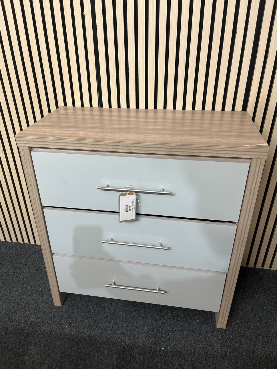 Oak laminate and white gloss 3 drawer chest with slight peeling to top (H 86 x W 80 x D 40 cm) 1126
