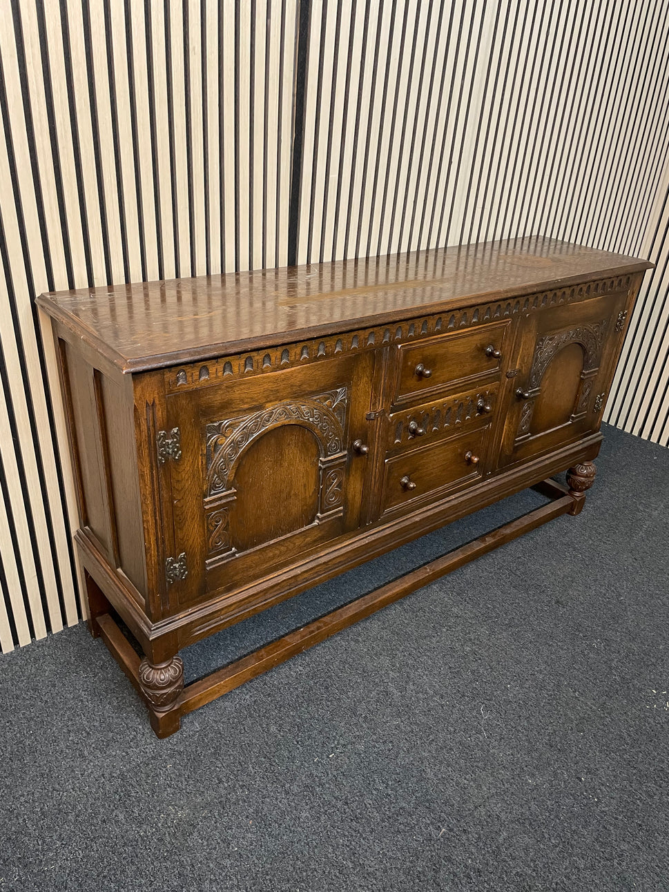 Solid english oak stained 2 door 3 drawer sideboard with ornate detail (H 90 x W 165 x D 43 cm) 2425