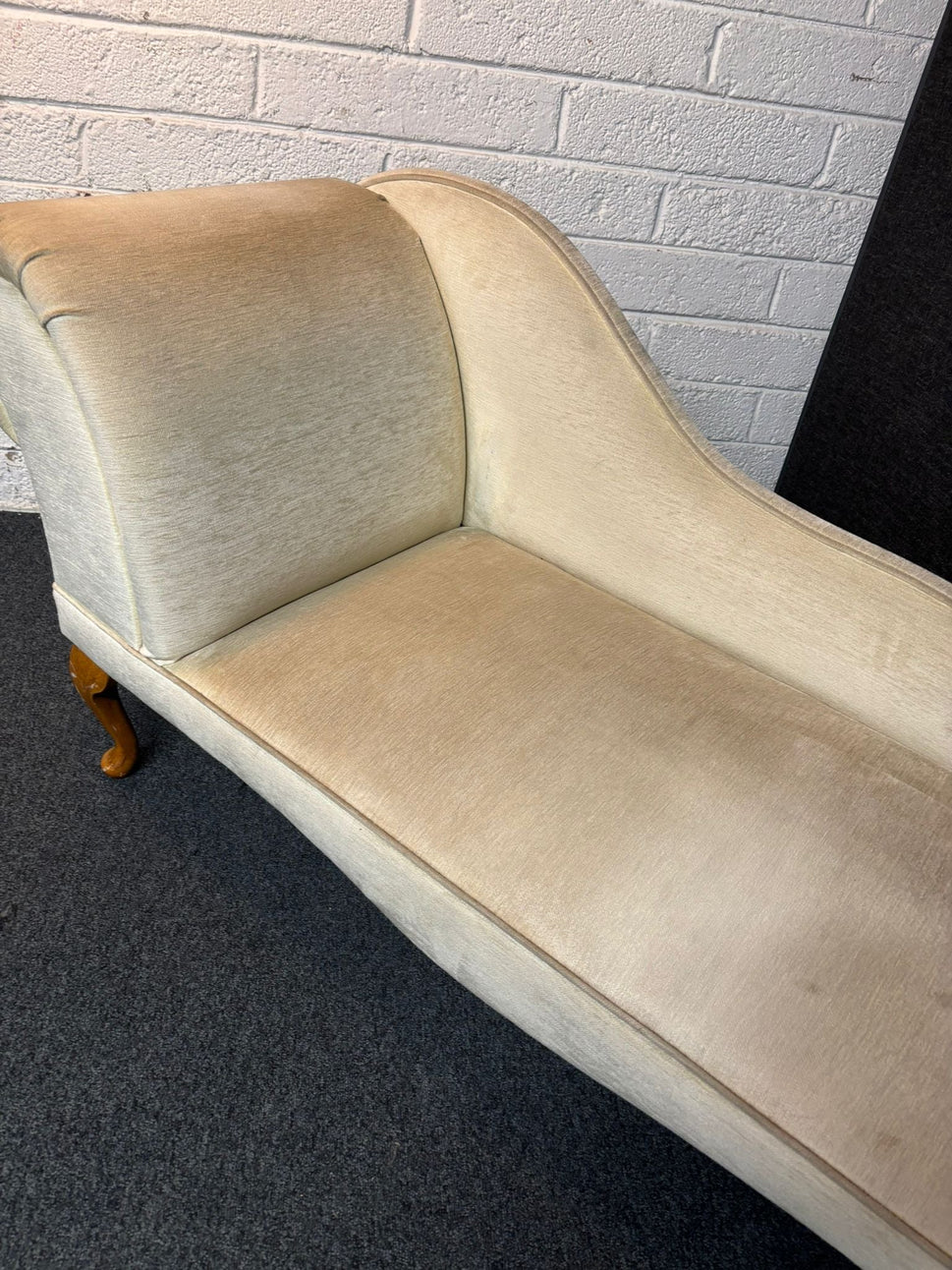 Small light cream fabric roll back chaise lounge with solid wood frame (1.3 m wide) 2225