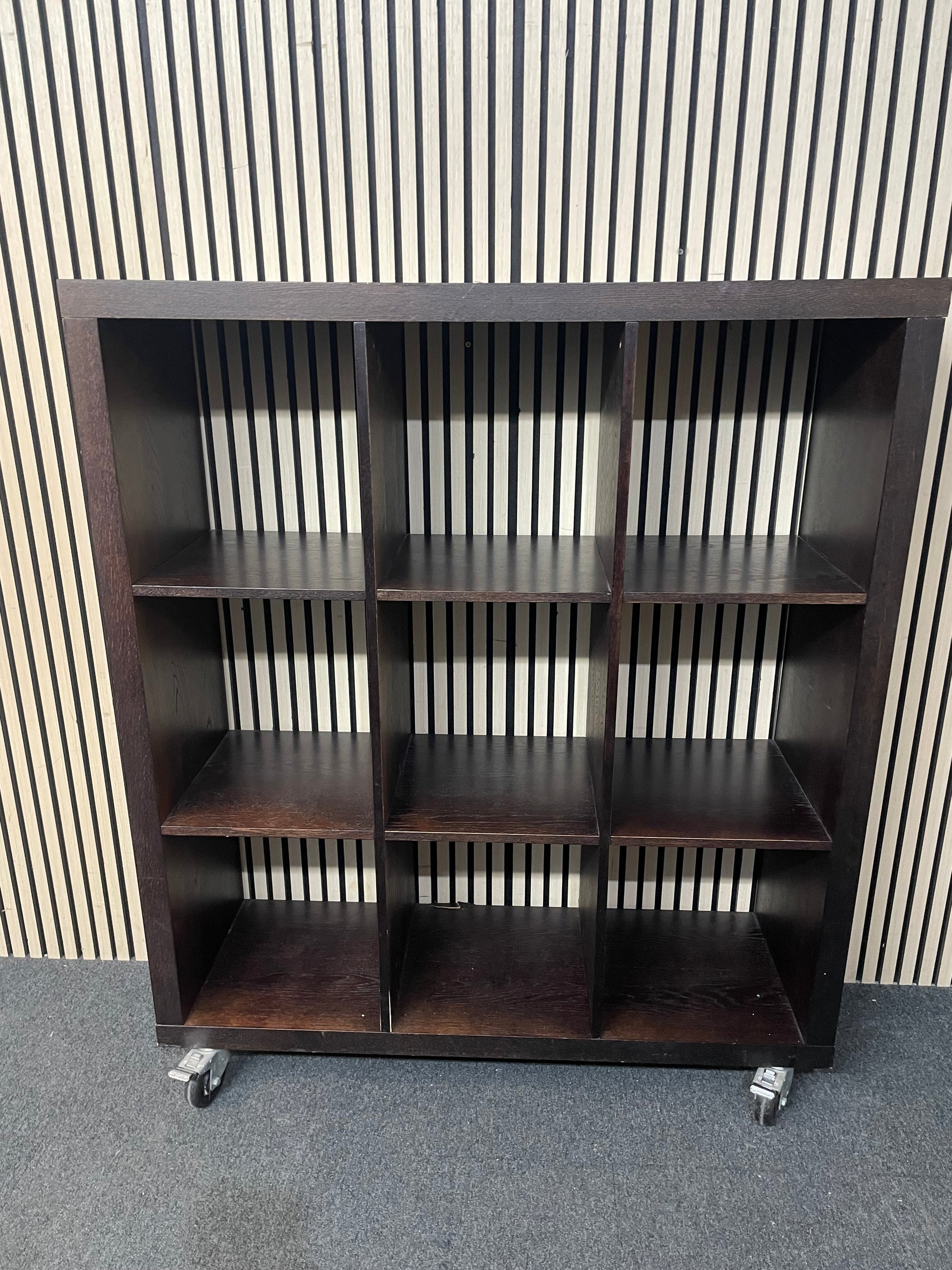 Tall dark wood stained open section bookcase on castors (H 144 x W 120 x D 39 cm) 3126
