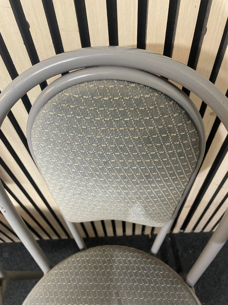 White circular plastic top table with 4 grey metal dining chairs   44652