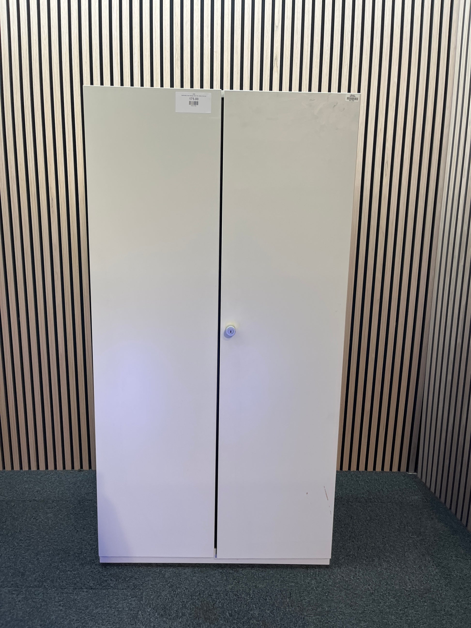 Small white 2 door storage unit (H 155 x W 80 x D 45 cm)