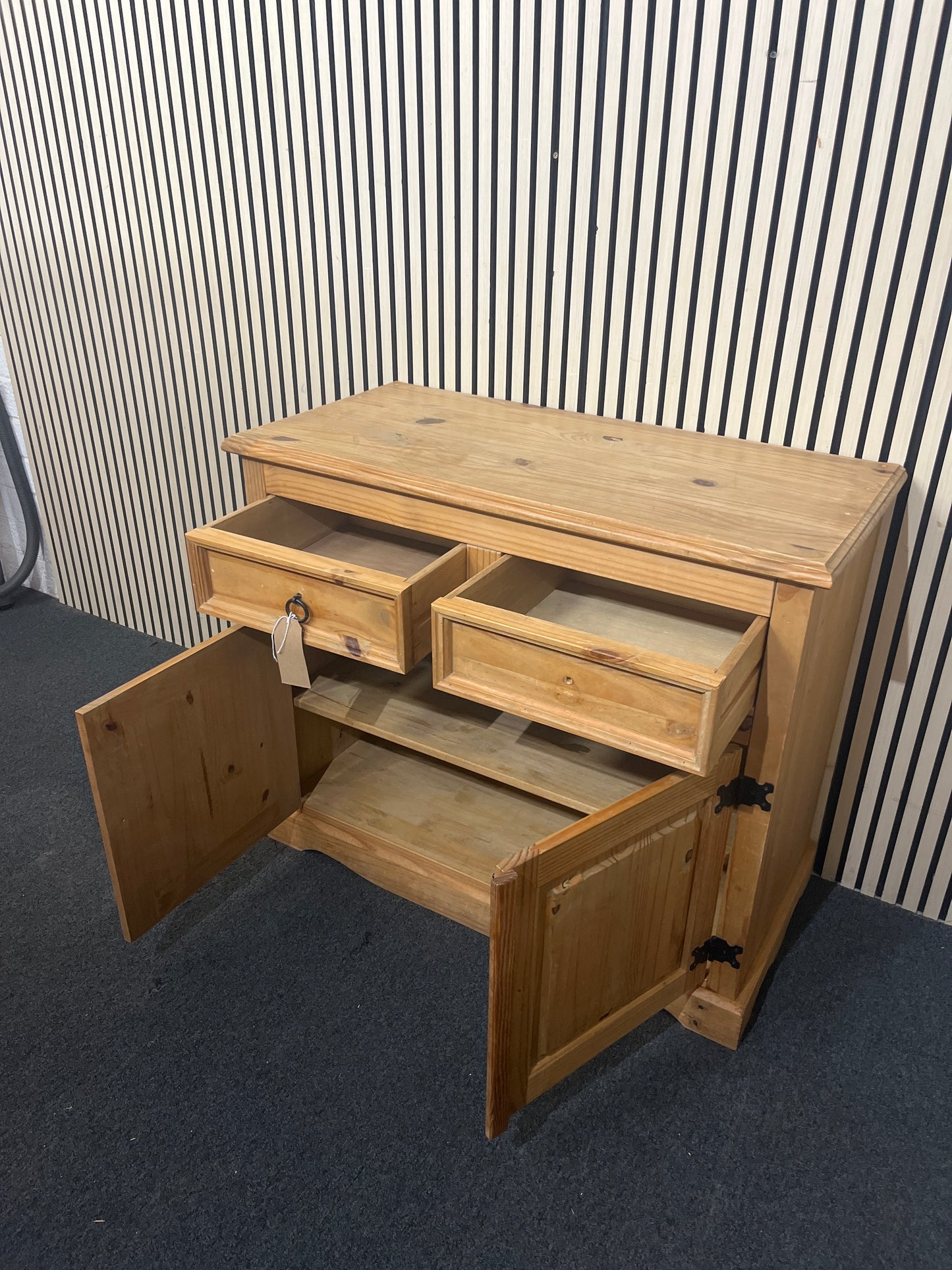 Waxed pine sideboard
(H 90 x W 106 x D 50 cm)  44266