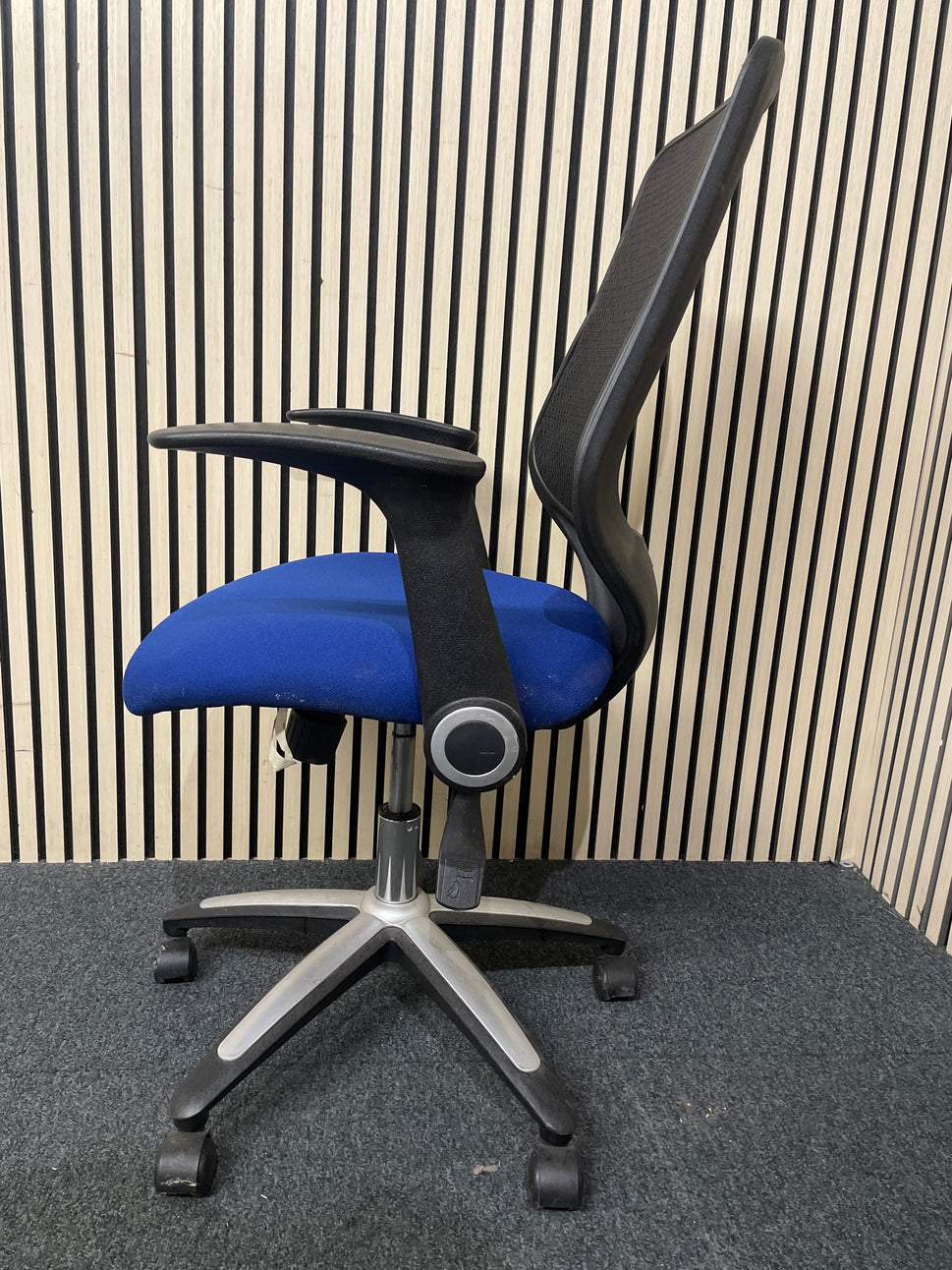 Black / Blue Mesh Swivel Chair w/ Arms