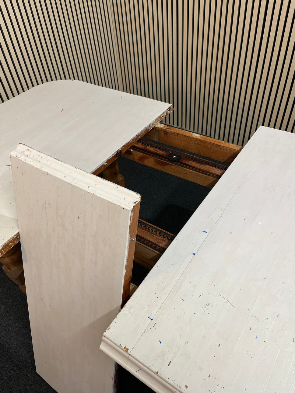 Natural pine farmhouse kitchen table, white painted top with extension (L 162 - 202 x W 103 cm) 1126