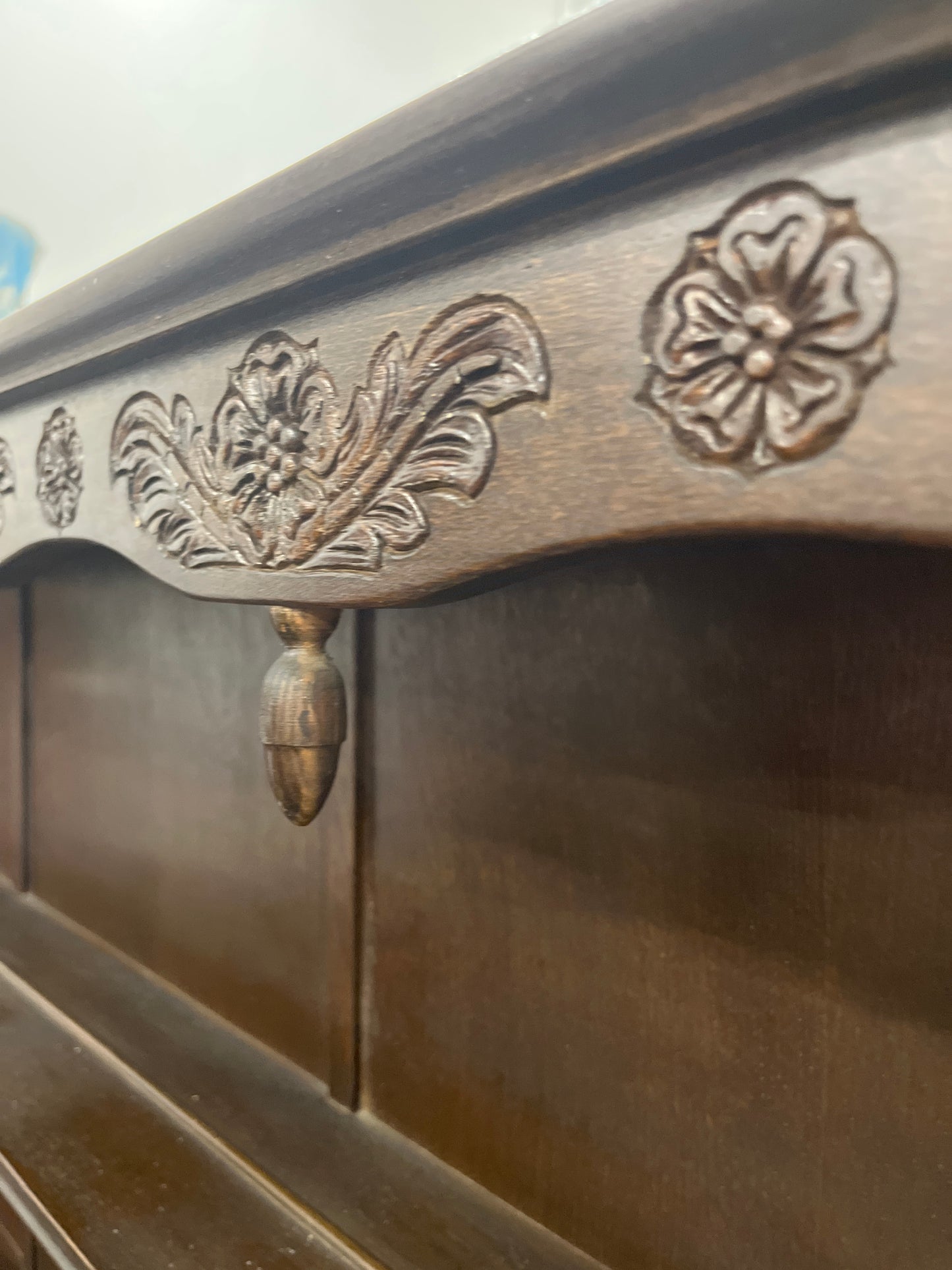 Ornate dark wood kitchen dresser with 3 doors and 3 drawers (H 65 x W 190 x D 52 cm) 1325