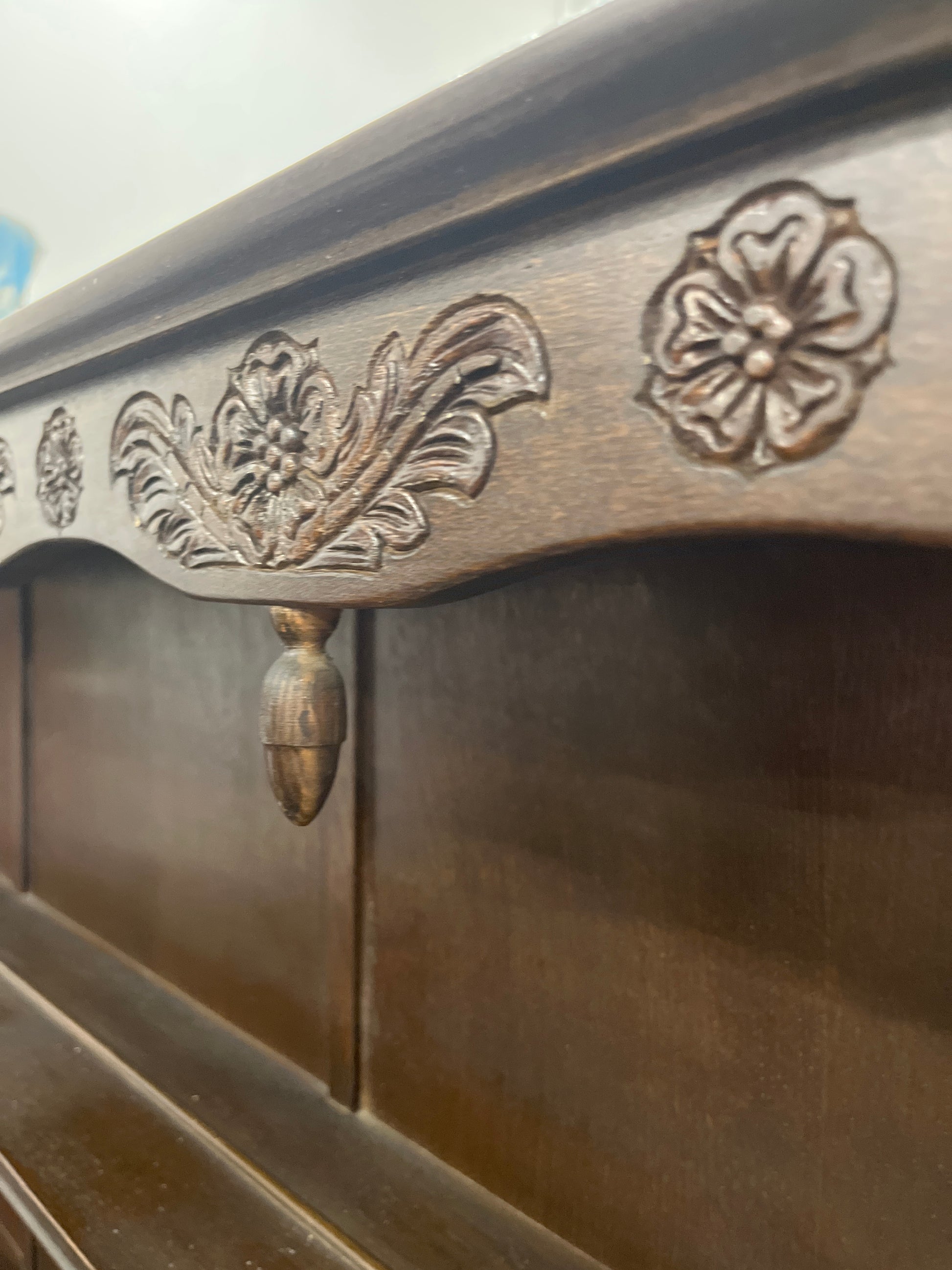 Ornate dark wood kitchen dresser with 3 doors and 3 drawers (H 65 x W 190 x D 52 cm) 1325