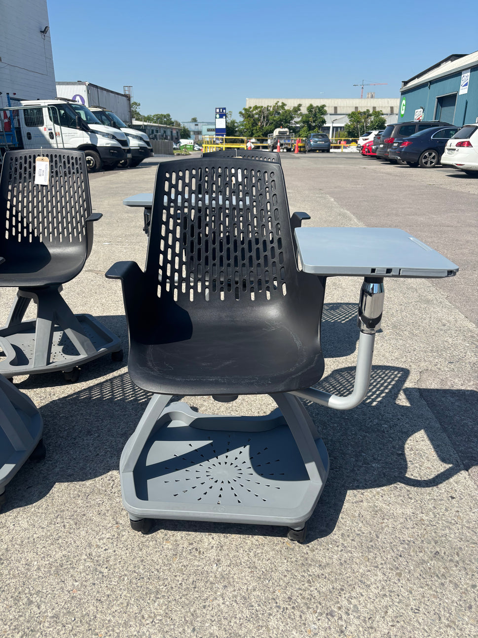 Report mobile conference chair with writing tablet on castors, black plastic seat, dark grey writing tablet with drinks holder. 90Hx64Wx59H. Seat height 445mm
