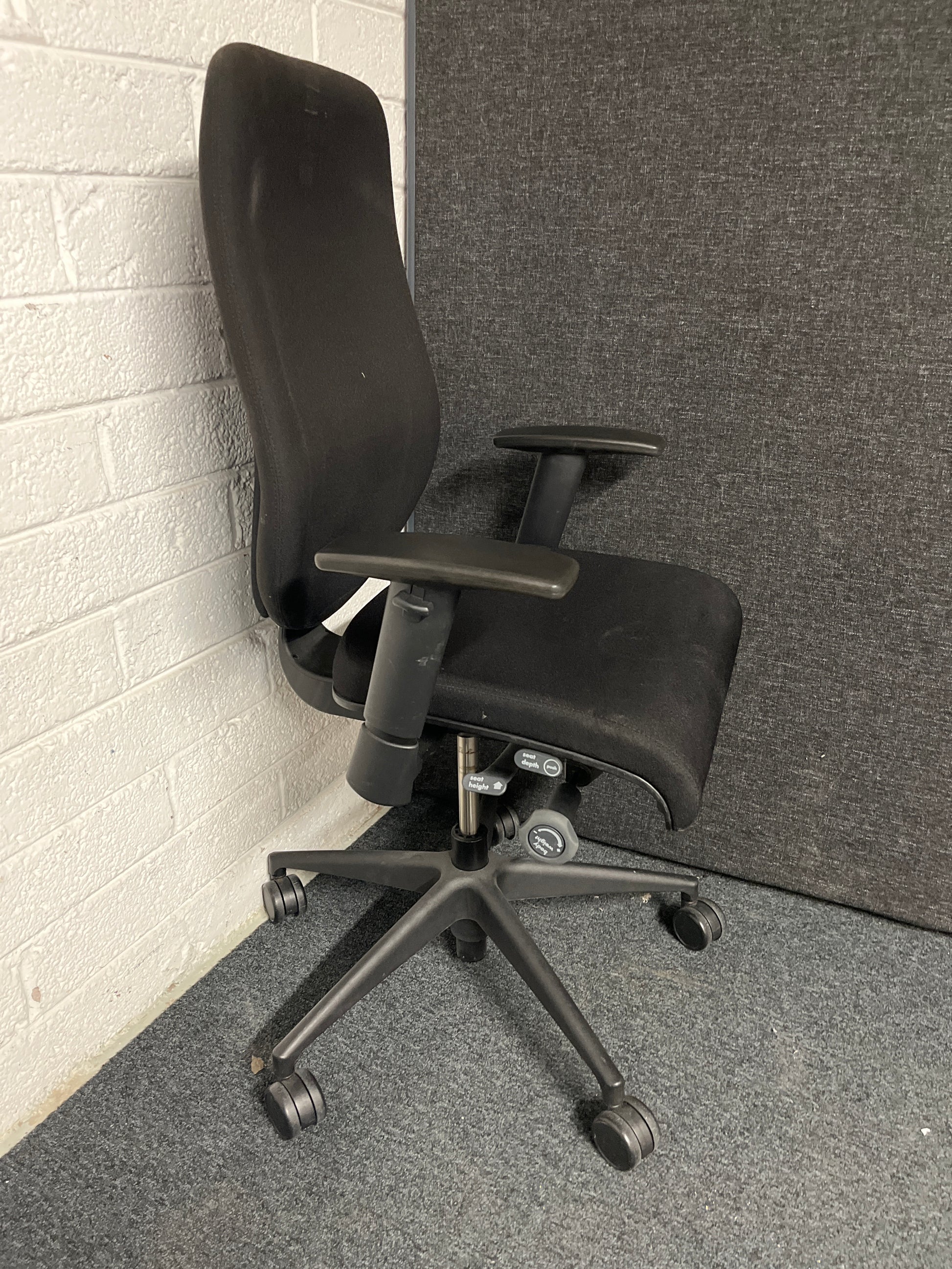 SECONDHAND high back multifunction swivel chair with arms