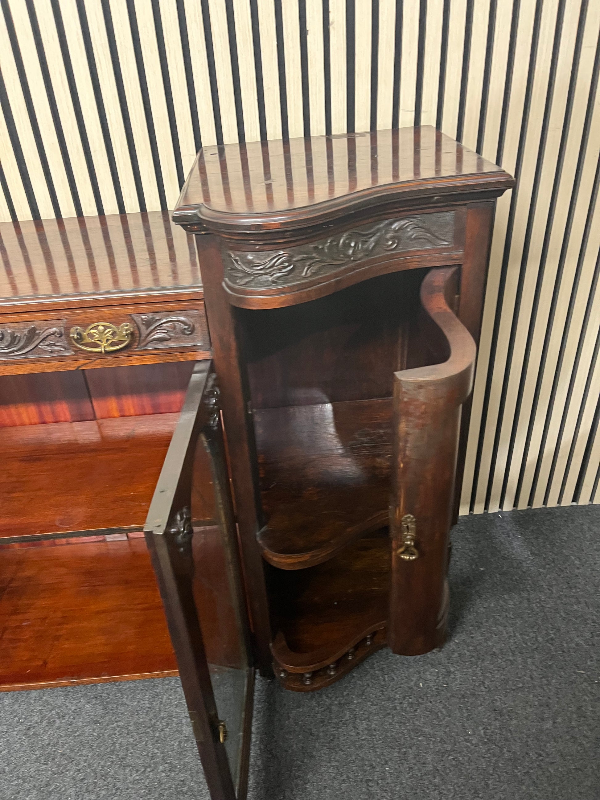 Ornate 2 glass door dark mahogany stained bow fronted sideboard (H 100 x W 155 x D 50 cm) 3325
