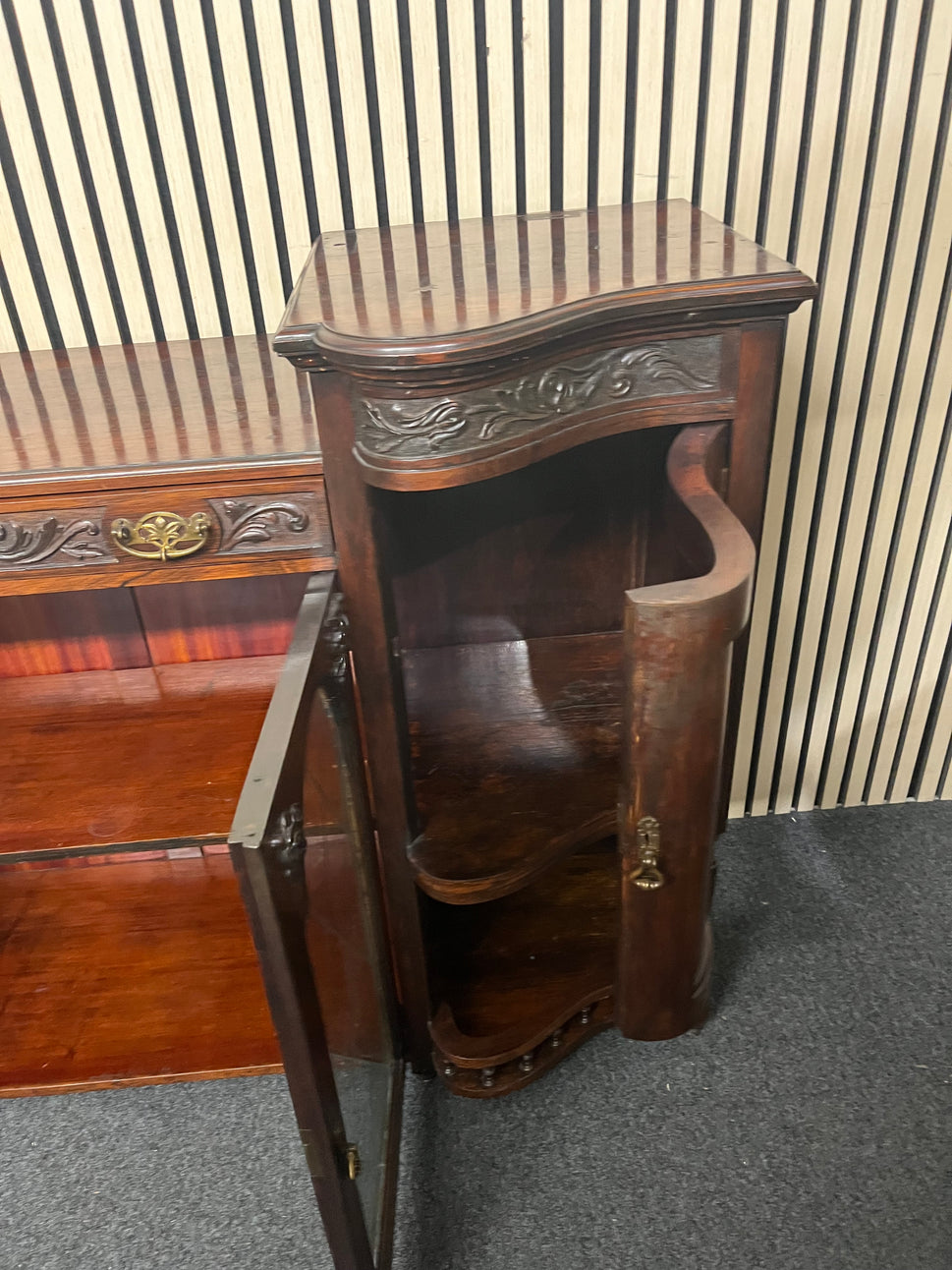 Ornate 2 glass door dark mahogany stained bow fronted sideboard (H 100 x W 155 x D 50 cm) 3325