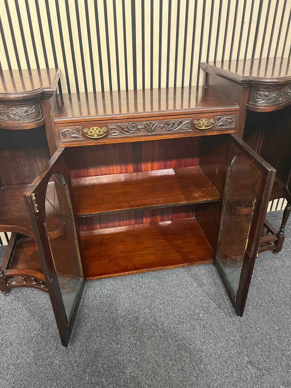 Ornate 2 glass door dark mahogany stained bow fronted sideboard (H 100 x W 155 x D 50 cm) 3325