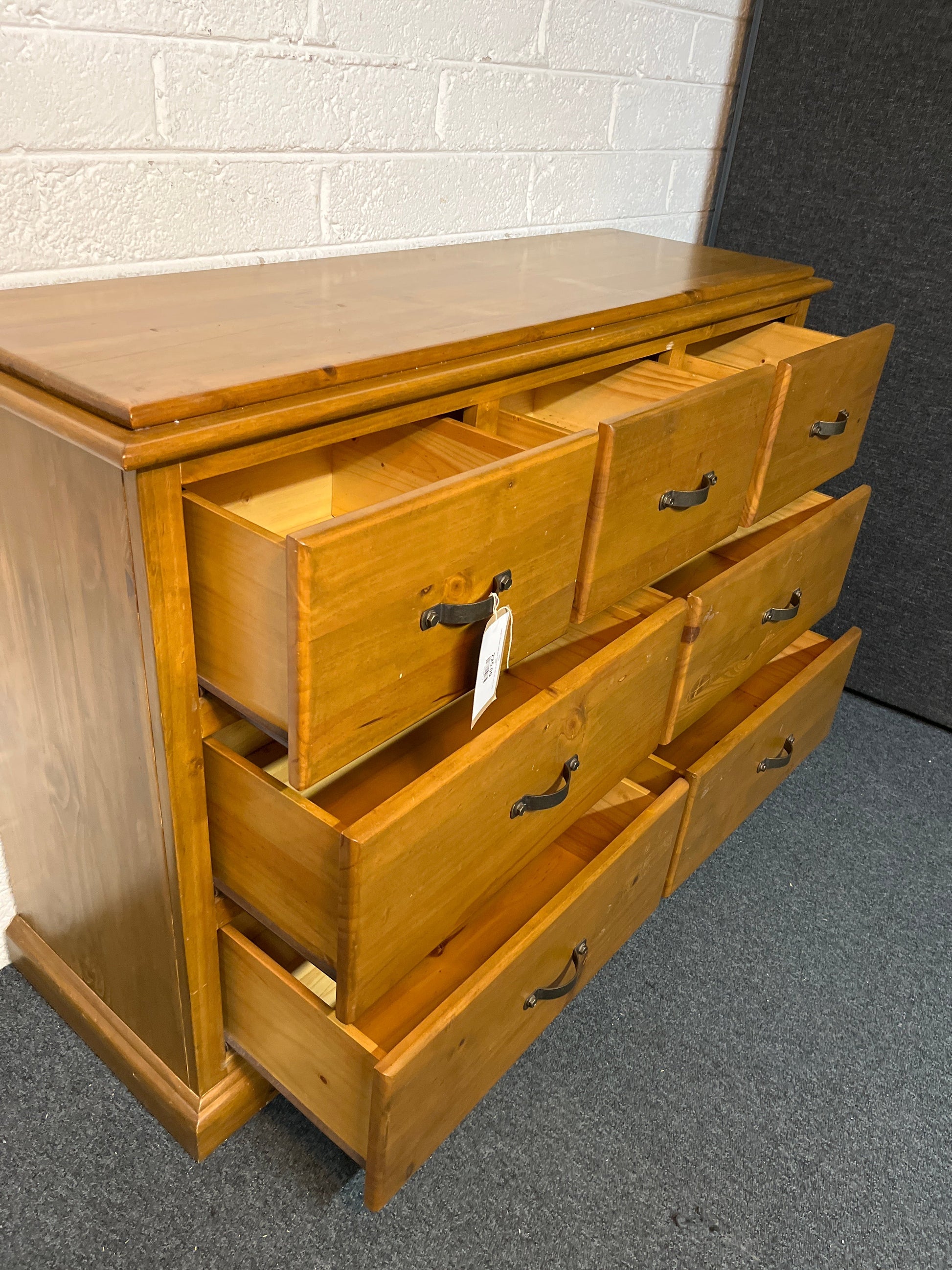 Large 7 drawer solid pine chest (H 93 xW 135 x D 41 cm) 3225