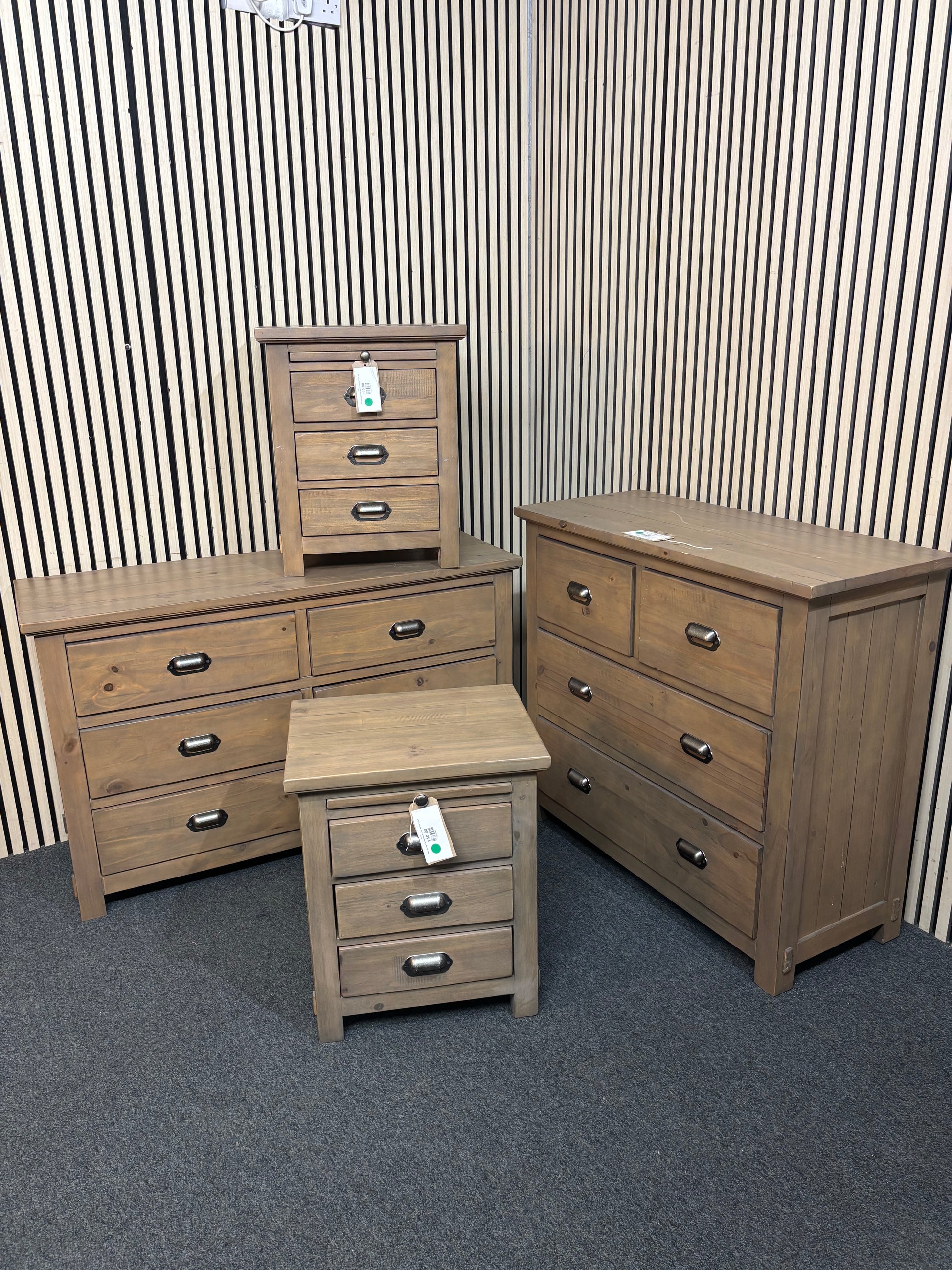 Solid dark oak 6 drawer chest of drawers (H 78 x W 125 x 42 cm) 2226