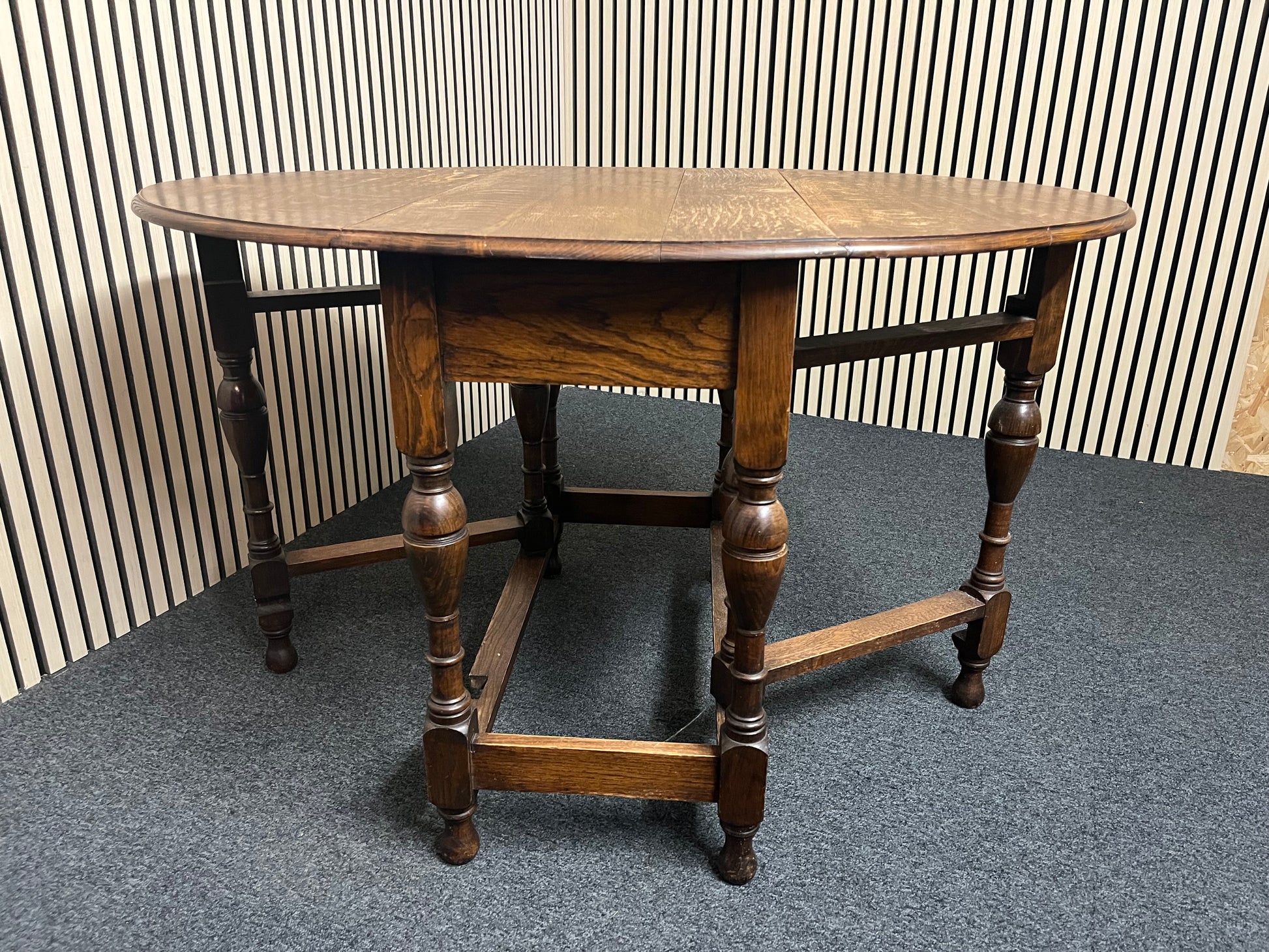 English oak ornate drop leaf dining table, barley twist legs (H 75 x W 120 x D 85 cm) 2325
