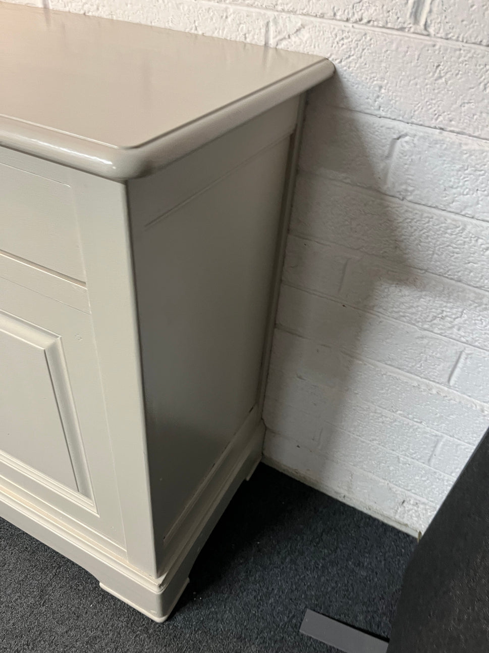 Solid wood white painted large 2 door 3 drawer sideboard (H 100 x W 135 x D 50 cm) 2225