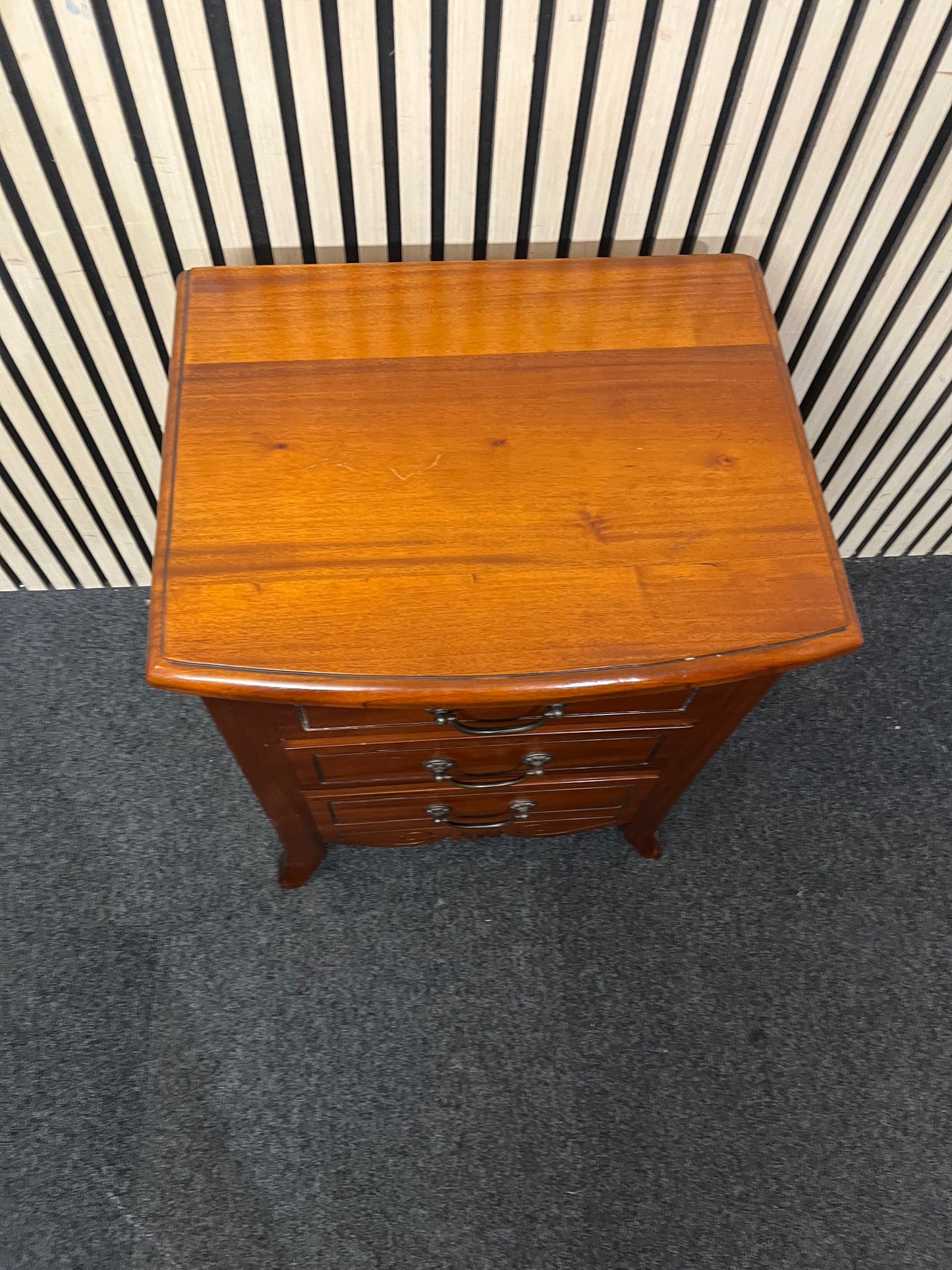 Rosewood mahogany bown fronted 3 drawer bedside locker (H 67 x W 50 x D 49 cm) 3126