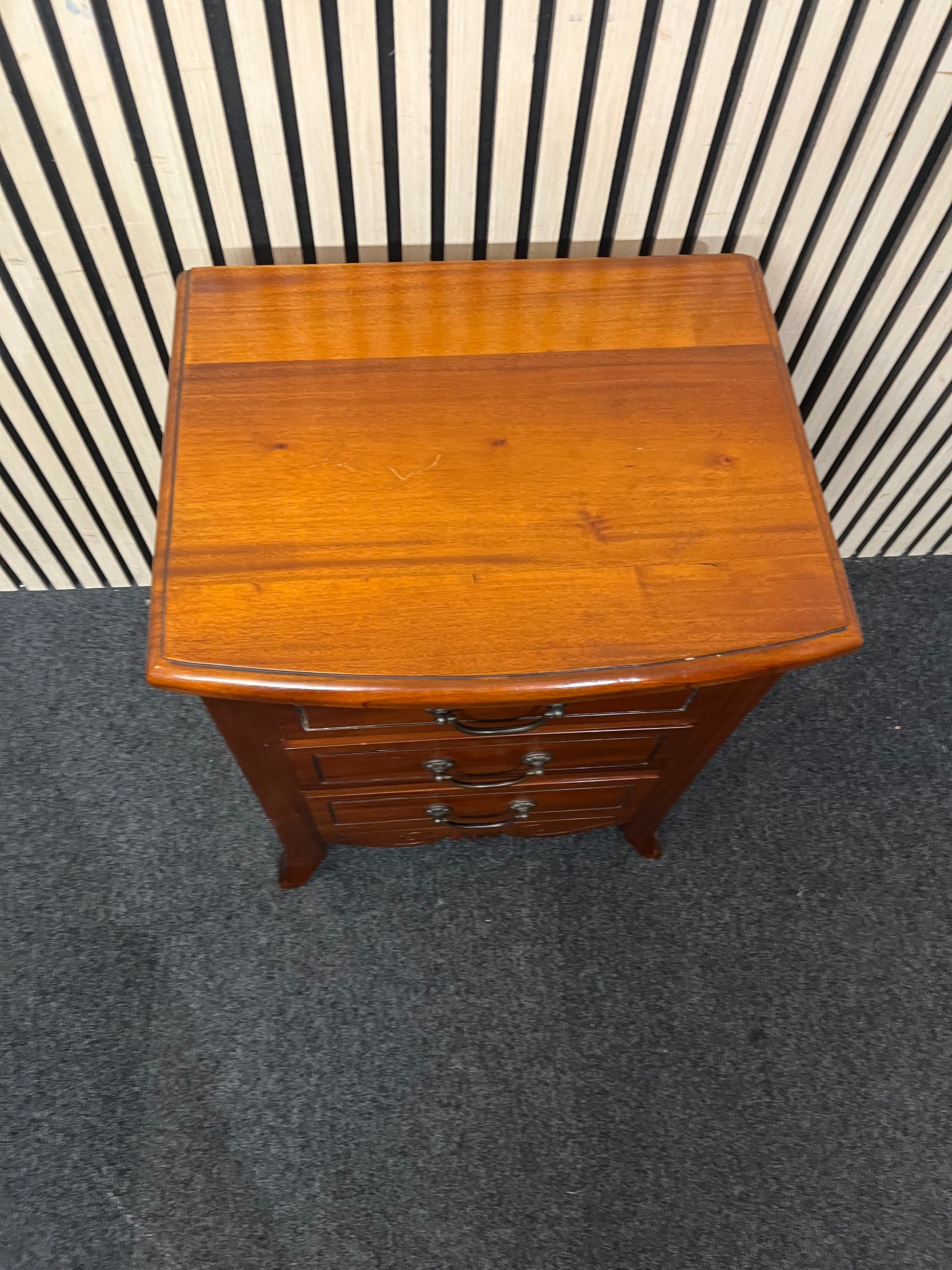 Rosewood mahogany bown fronted 3 drawer bedside locker (H 67 x W 50 x D 49 cm) 3126