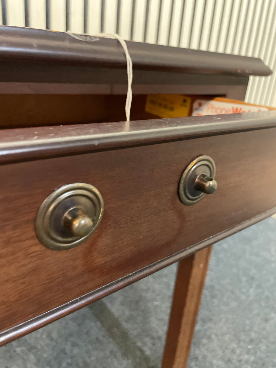 Mahogany framed 1 drawer bedside locker (H 60 x W 50 x D 42 cm) 2425