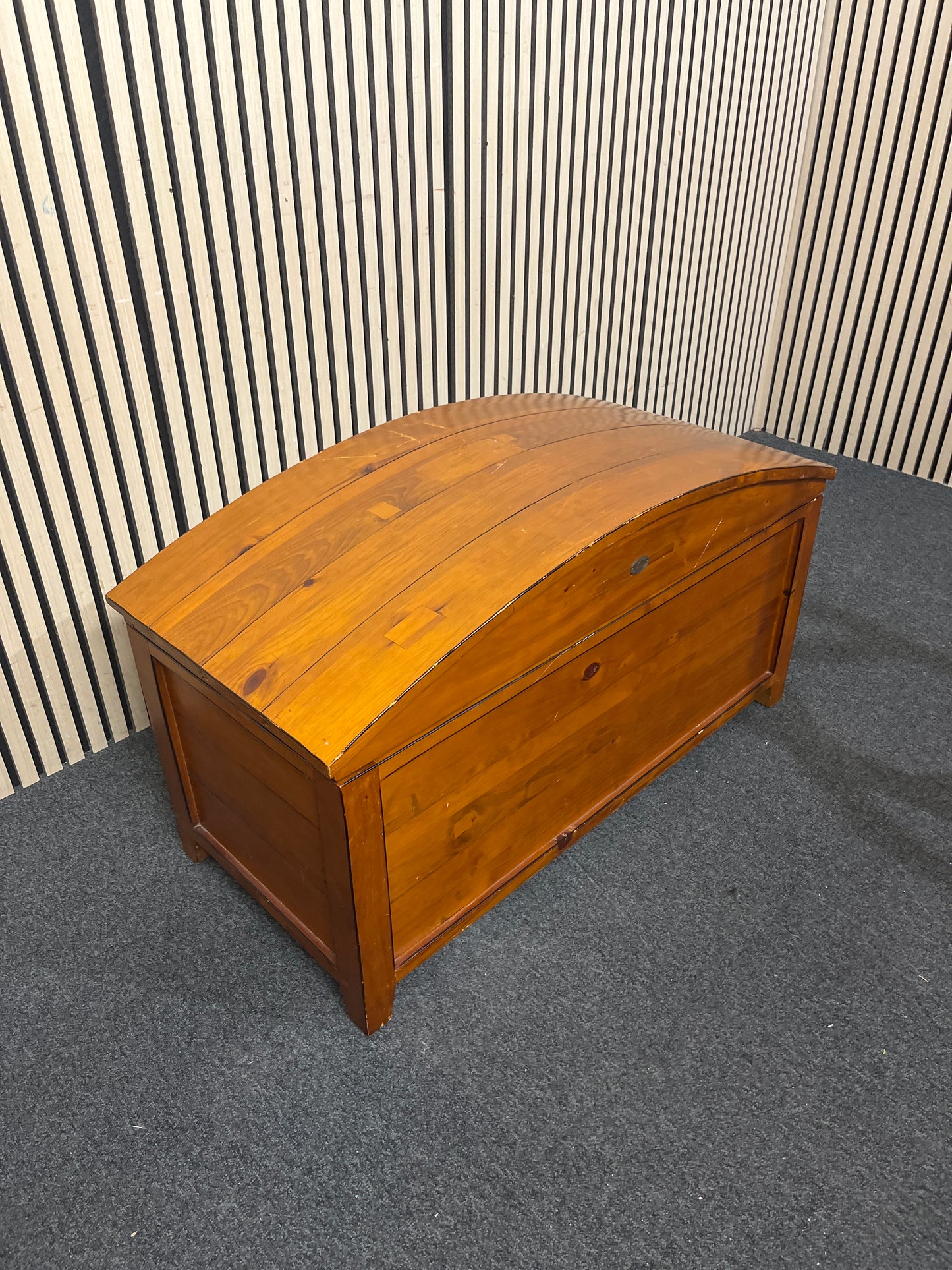 Solid pine top open blanket box, curved top
(H 55 x W 103 x D 46 cm)  44259